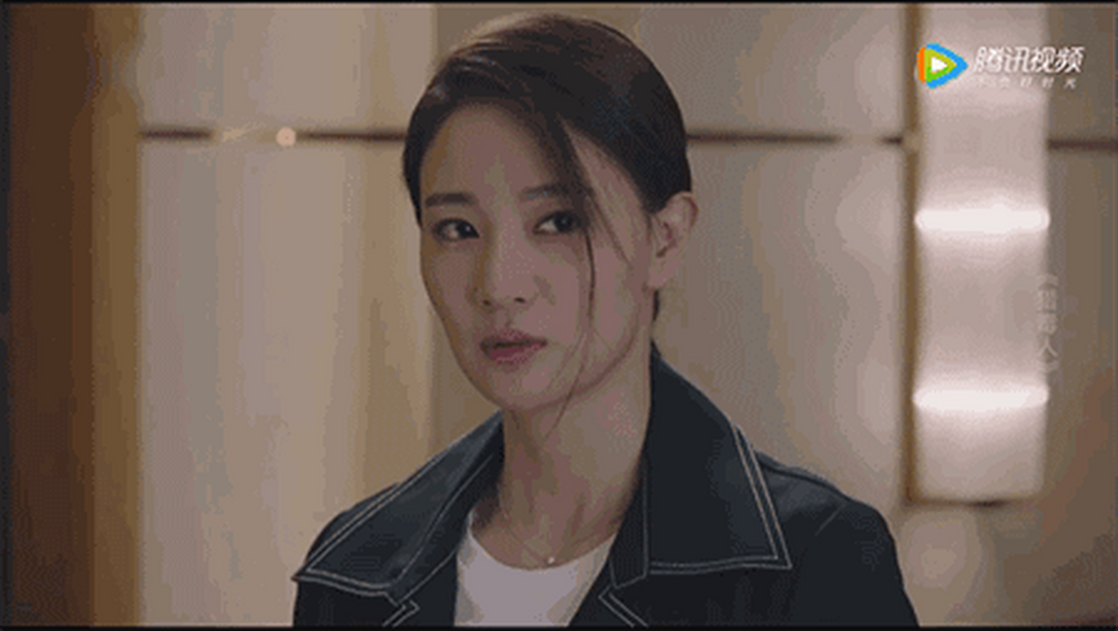 侯梦莎2016年,其主演的公安刑侦剧《警花与警犬》,喜剧爱情剧《我的