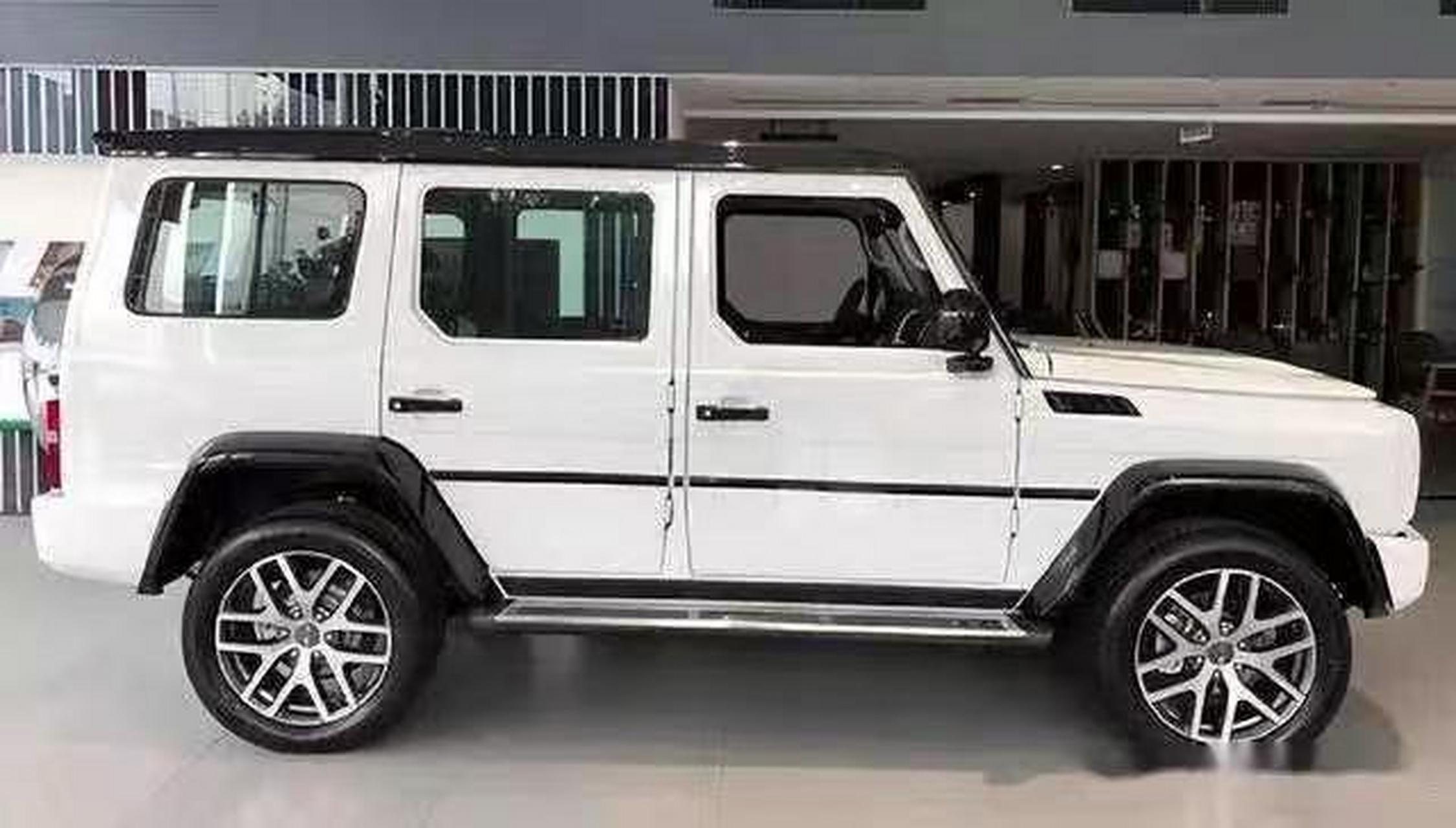 从侧面看,真的是奔驰"大g",大家知道这是什么牌子的越野车吗?