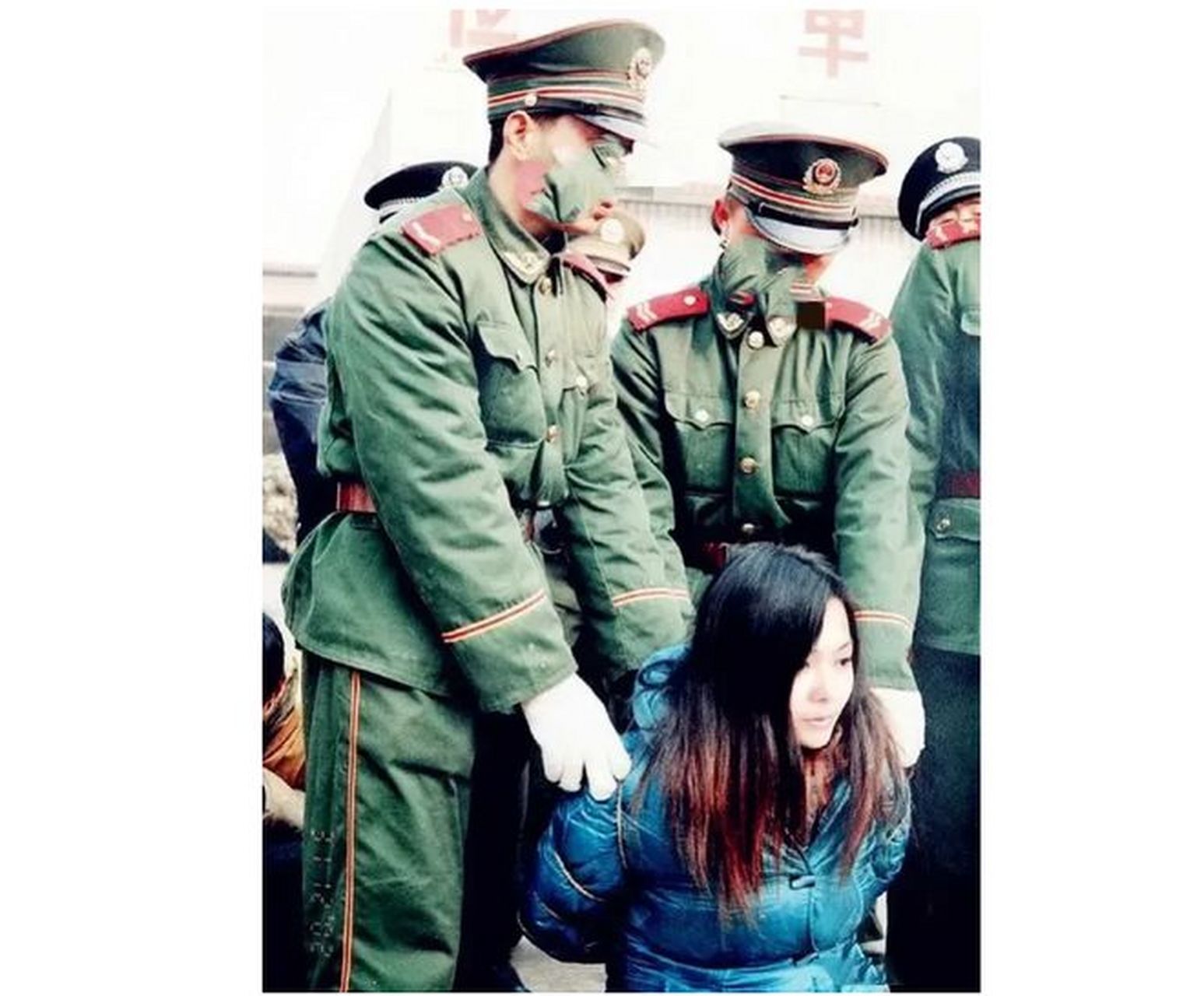 1998年,在贵州的一个公审现场,一位年轻的女犯即将面临执行死刑的命运