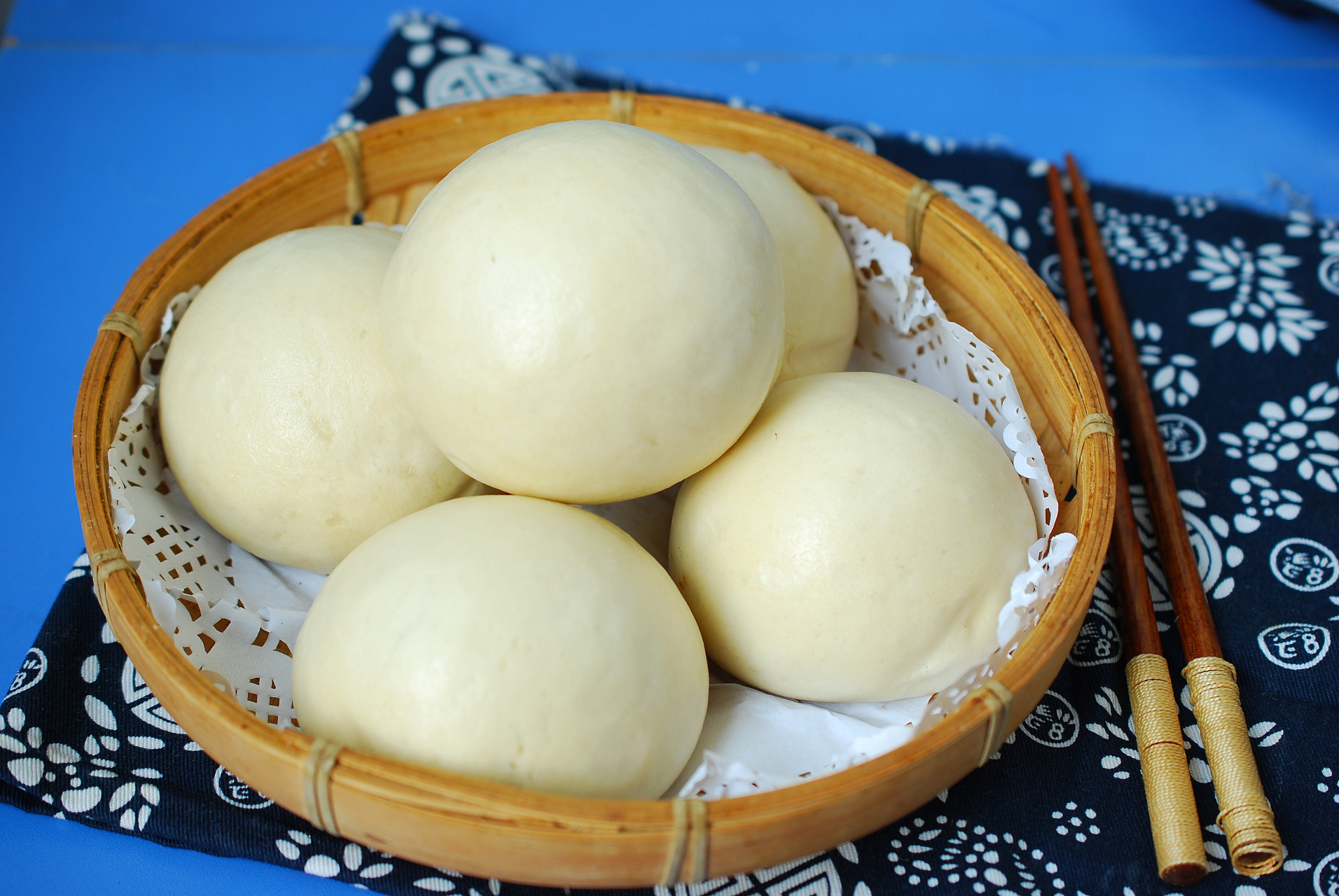 我还是最喜欢吃这种碱味儿的硬面馒头,可香了!比买的那馒头好吃多了.