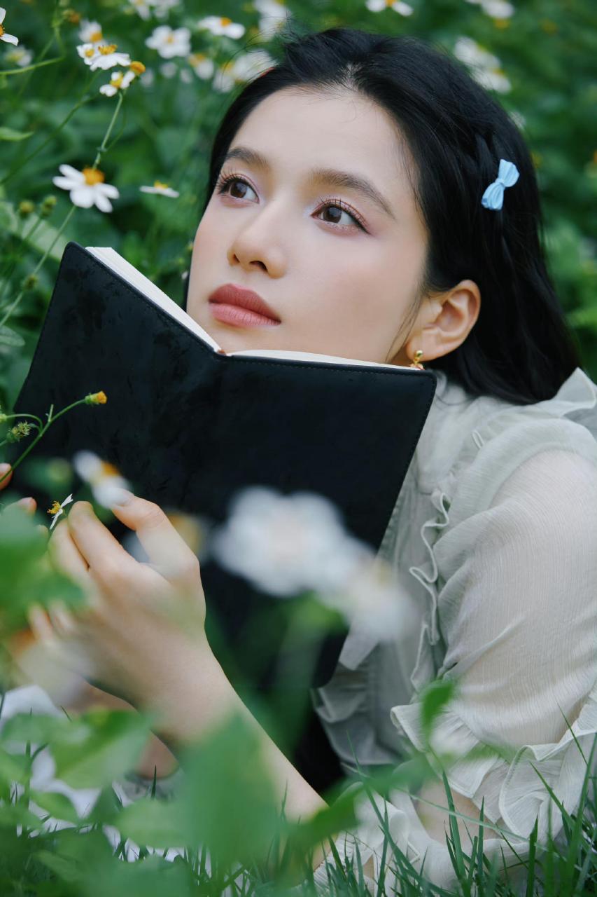 张婧仪生日写真大片身穿纱裙漫步于花海梦幻十足,夏日氛围感满满,婧仪