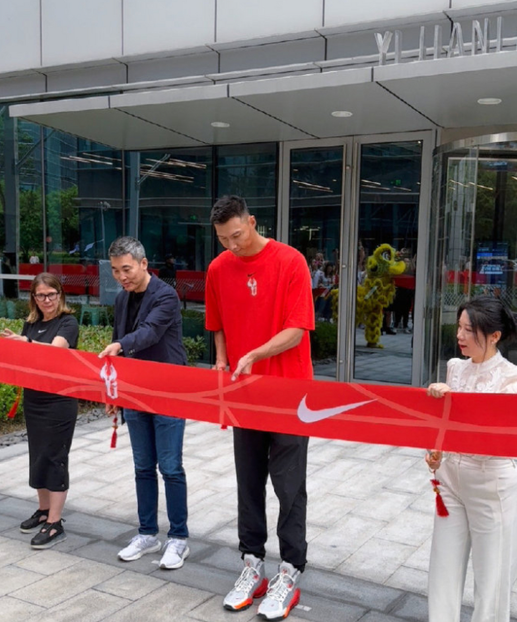 近日,耐克集团大中华区总部园区易建联楼正式启用了.