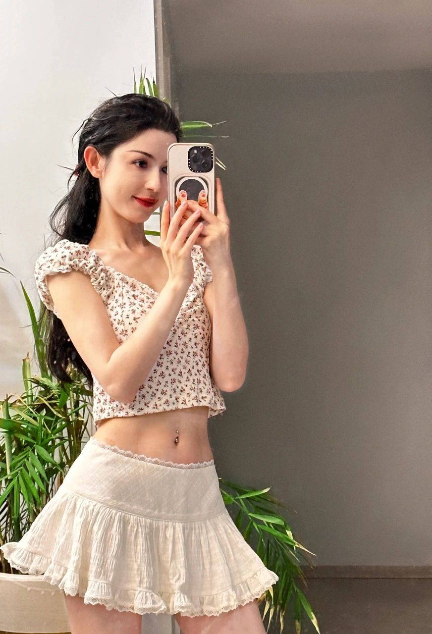 脐钉实在泰酷辣 哈妮克孜最近私服穿搭合集