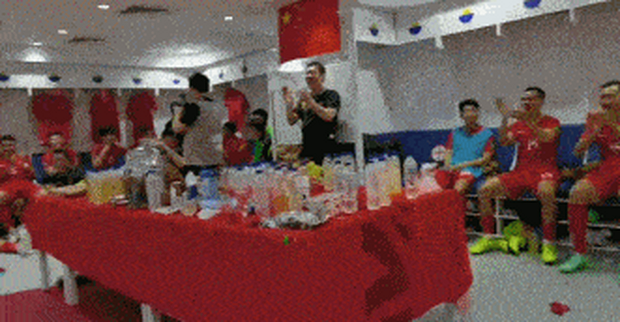 赢球后,纽卡斯尔球员模仿陈戌源在更衣室跳舞!