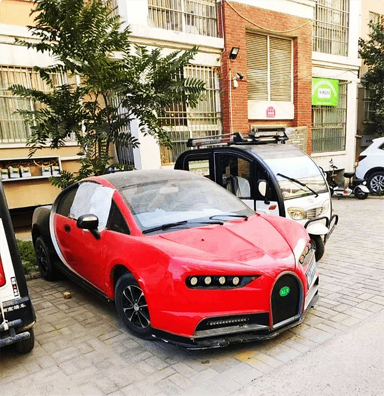 这车造型是布加迪吗?但又不像,更像老头乐!