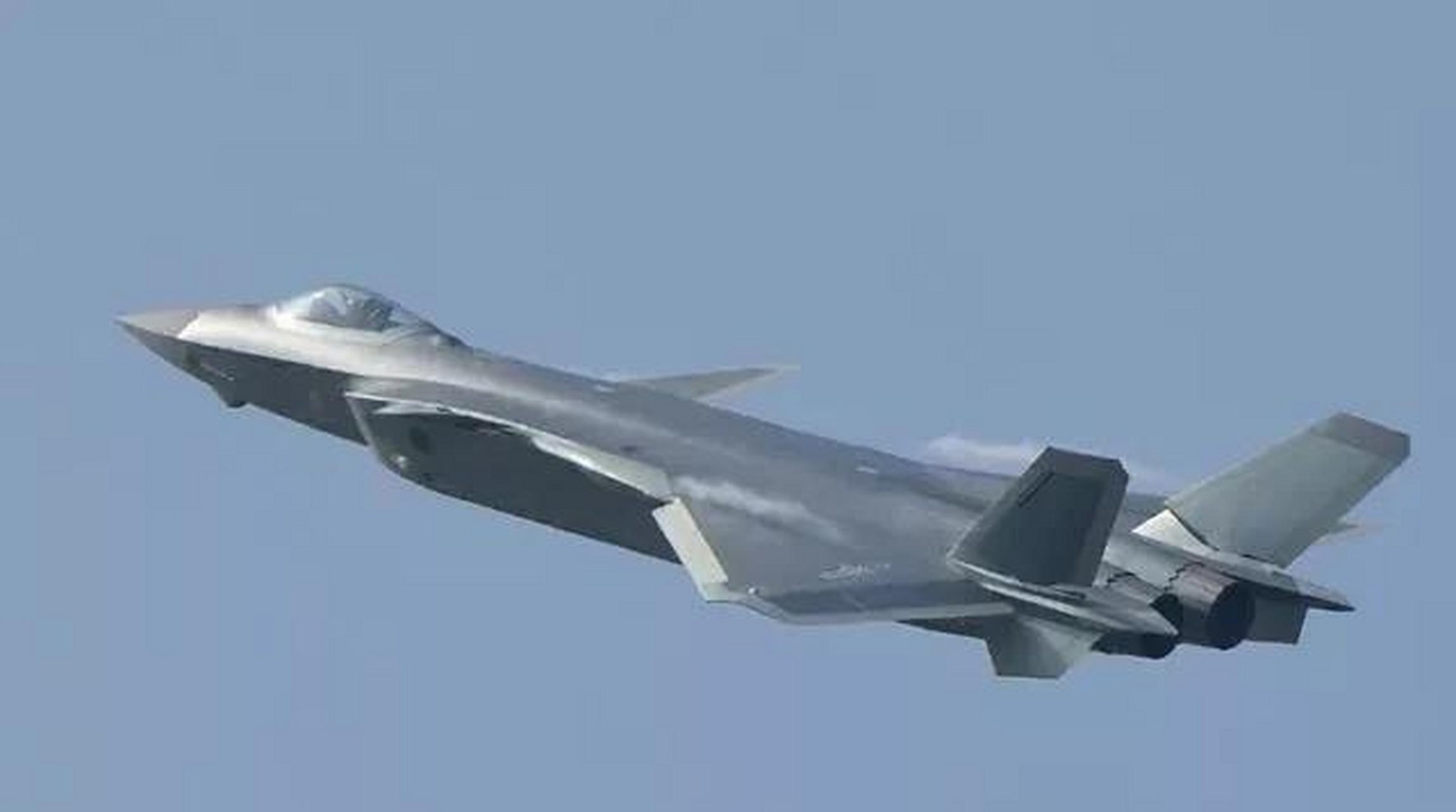 我国已经全面的部署歼20战斗机,五大战区都已经开始装备歼20战斗机.