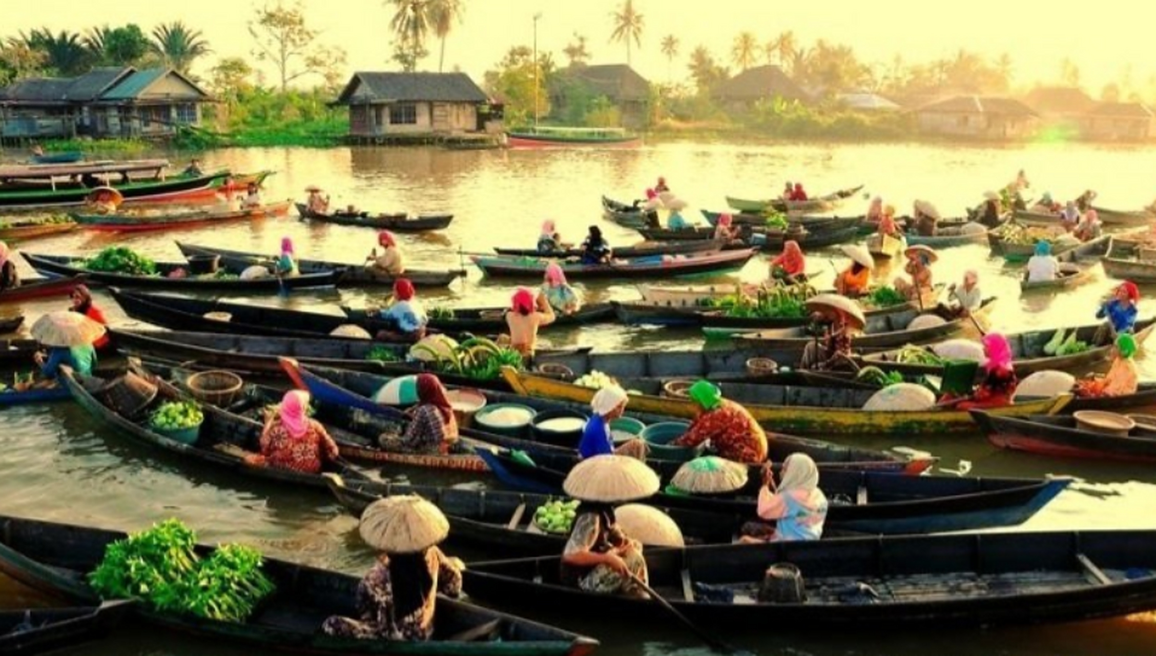 这是印尼南加里曼丹省马辰 (banjarmasin)的水上集市,人们划船到这个