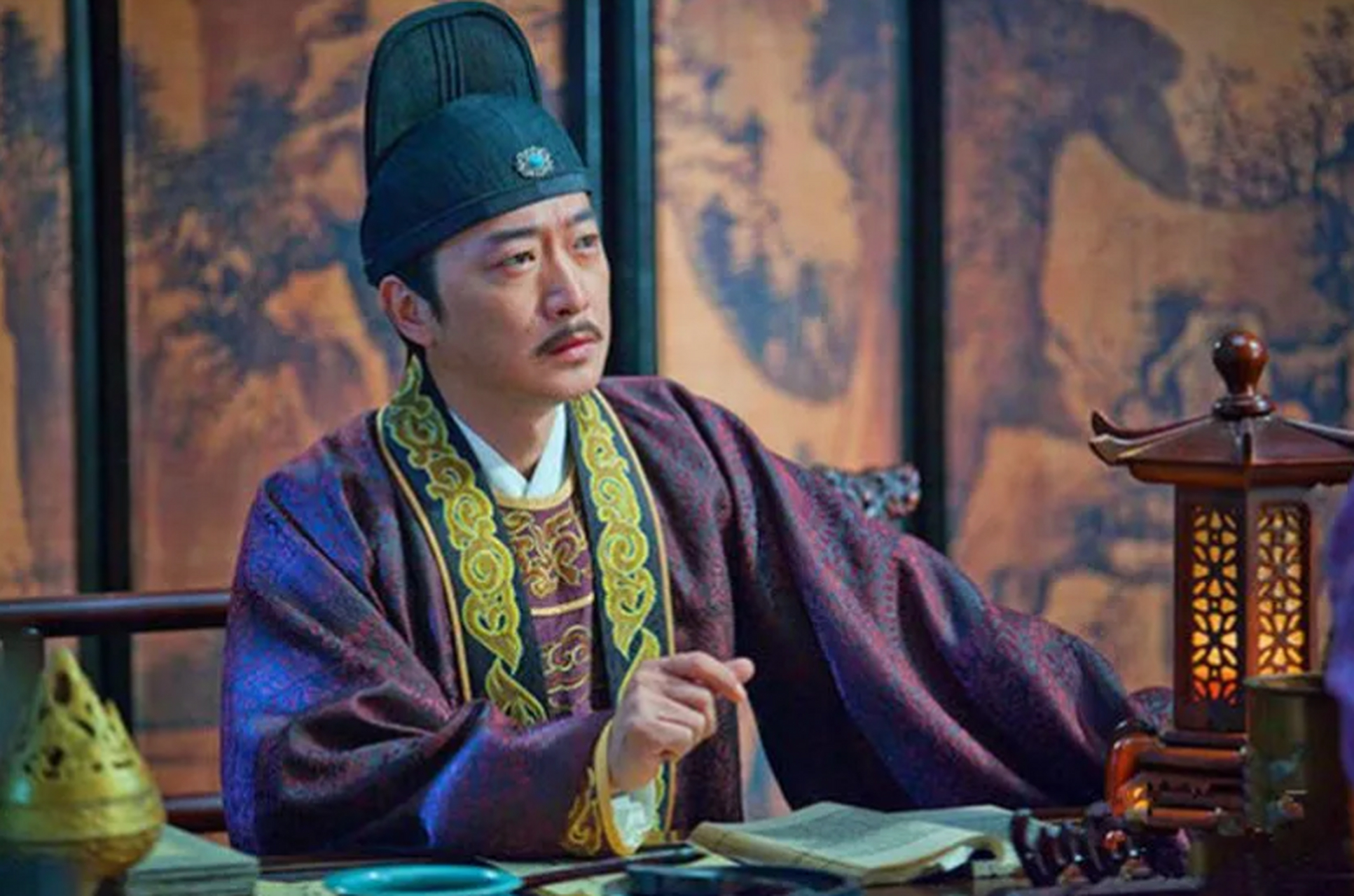 公元992年,赵光义坐朝听政时,看儿子赵元僖表情狰狞,面色煞白,豆大的