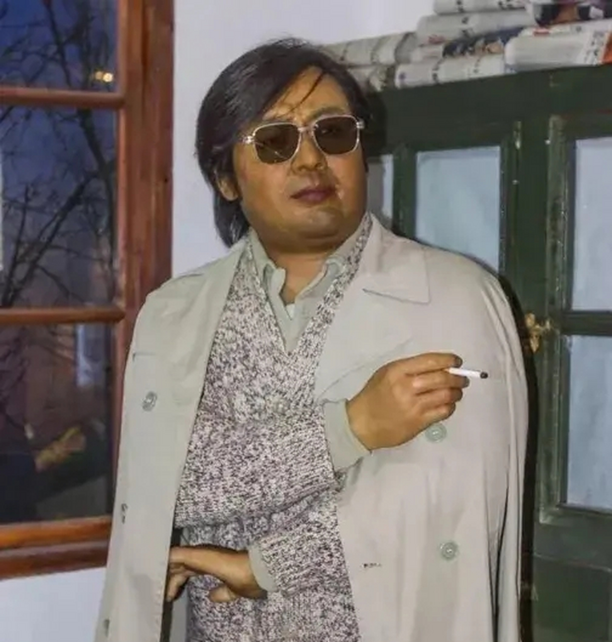 路遥年轻的时候,作家海波问他:"你为什么不找个本地姑娘,知根知底,有