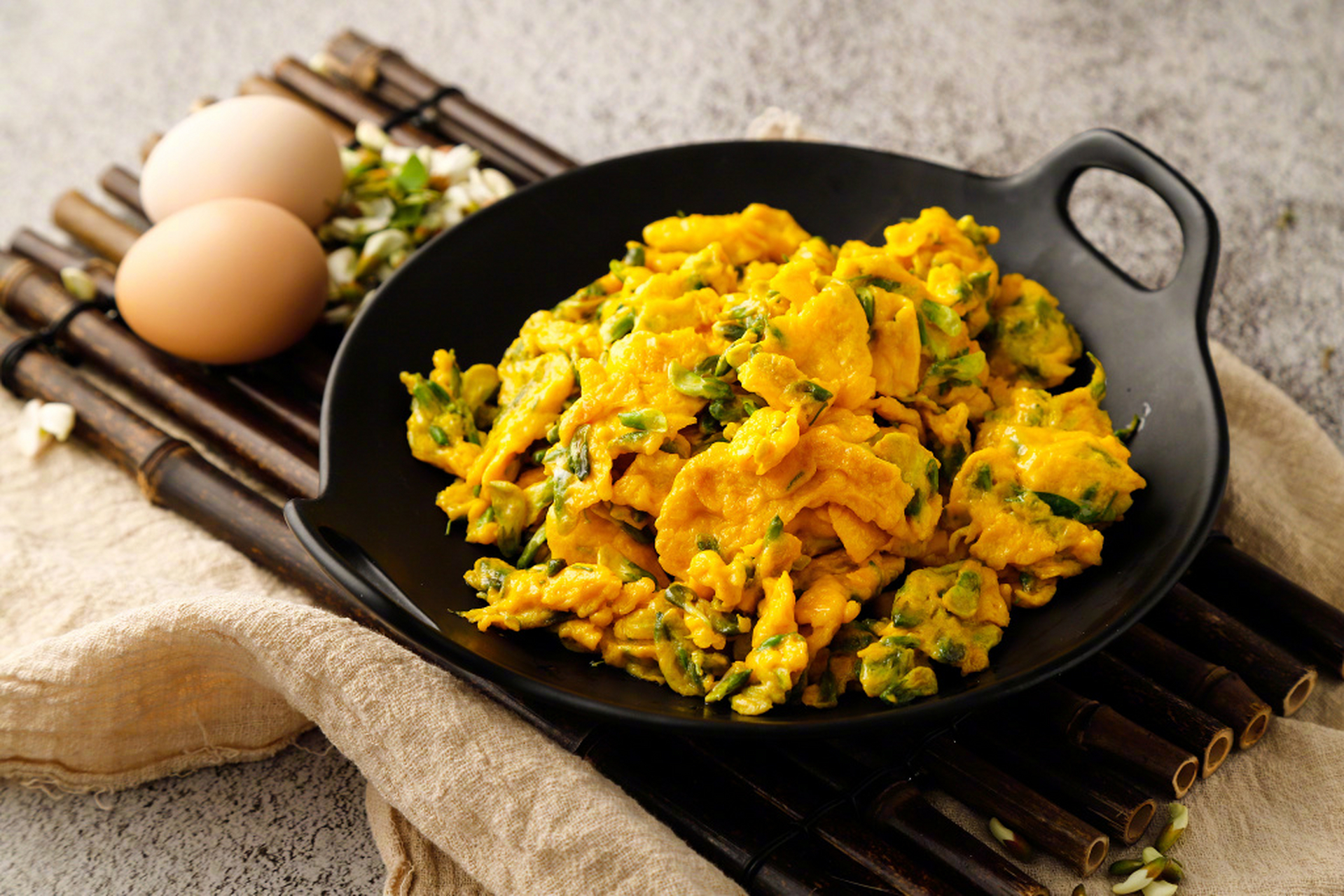 今晚加道菜,槐花炒鸡蛋[色] #心动的美食#  槐花常见三种:国槐花,洋