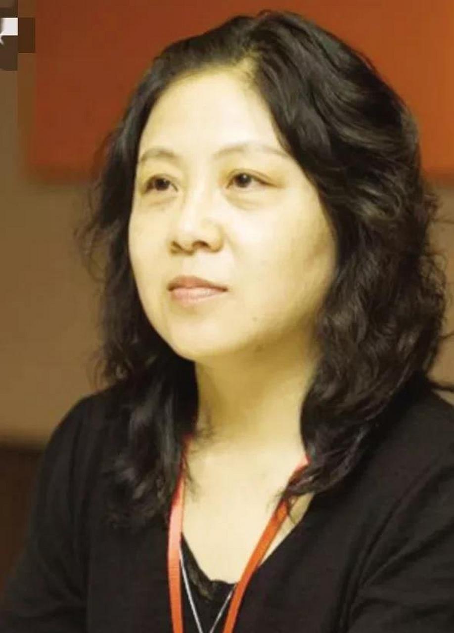 池莉是一个大美女,也是一个好作家,可惜婚姻不幸福.