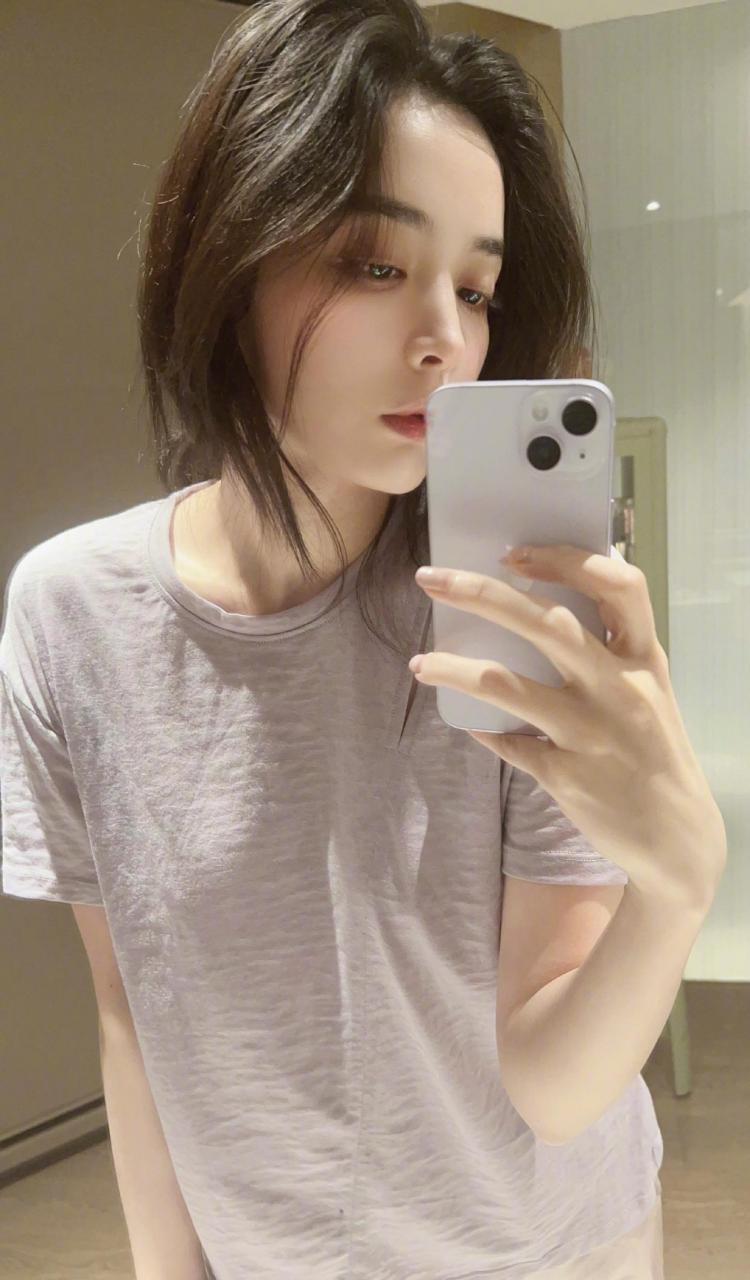 娜扎近日晒出一组日常生活照,名副其实的盛世美颜,拍起照来360°无