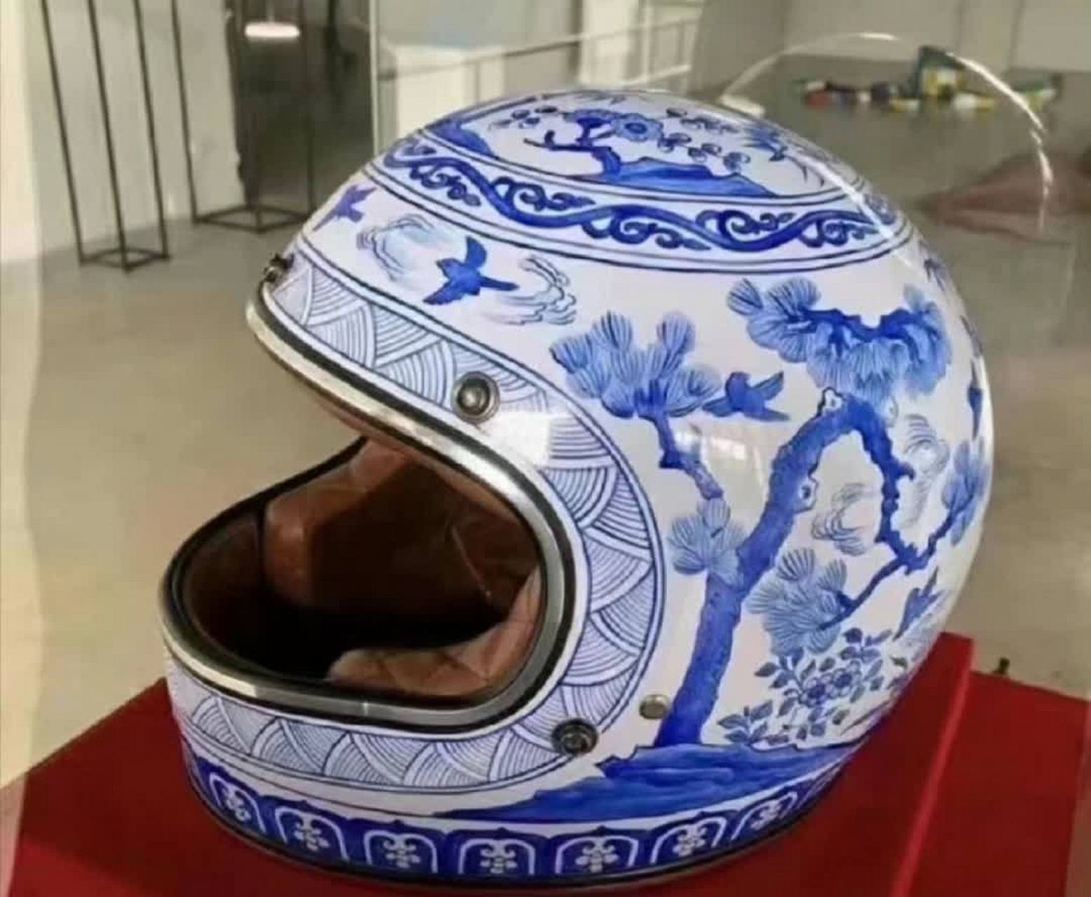 这青花瓷头盔好帅啊! 穿上它回头率一定很高吧![大笑][大笑]#搞笑