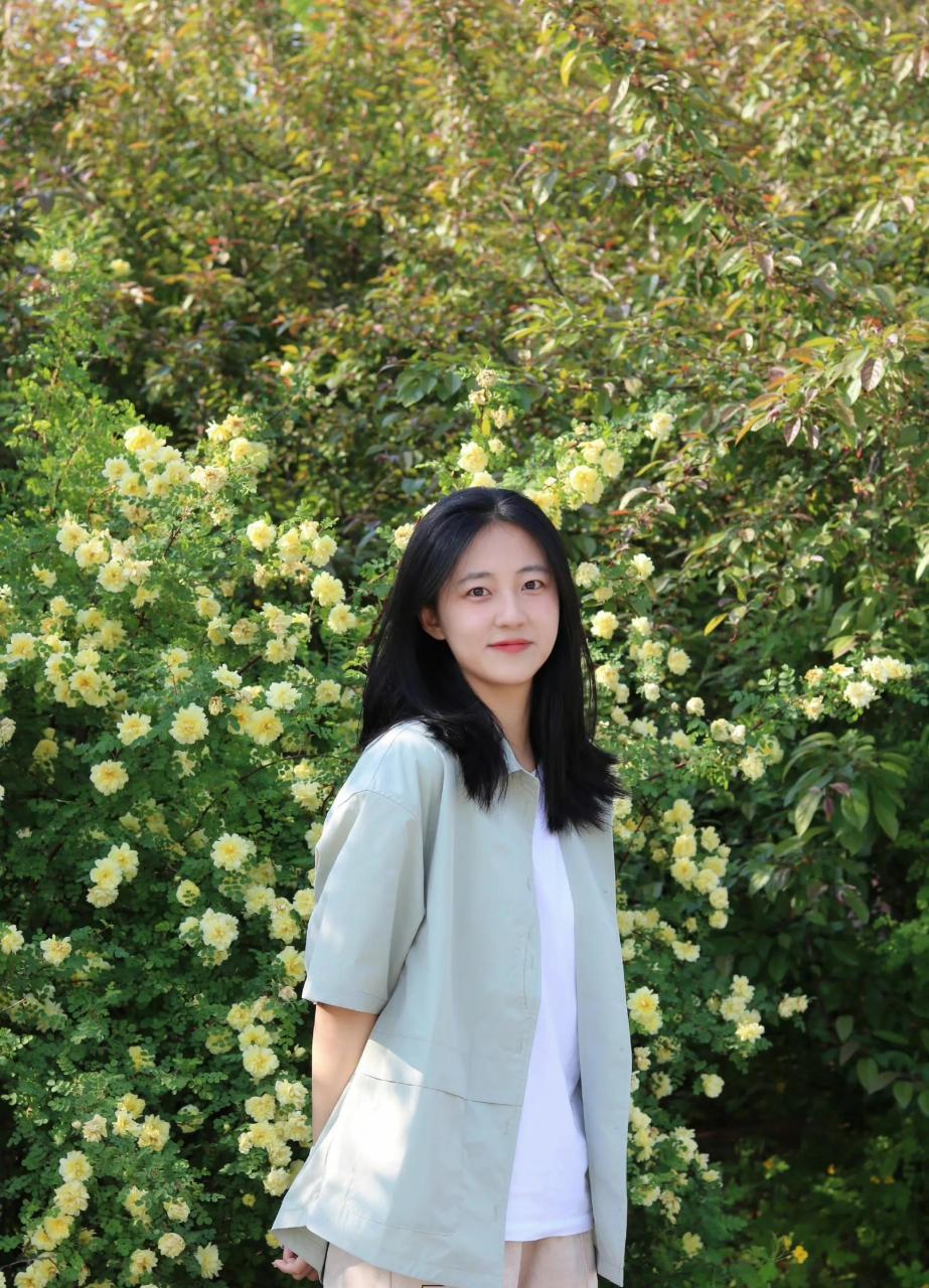 小美女似笑非笑的表情真是太让人喜欢了[心]_街拍小柠_2022年06月04日