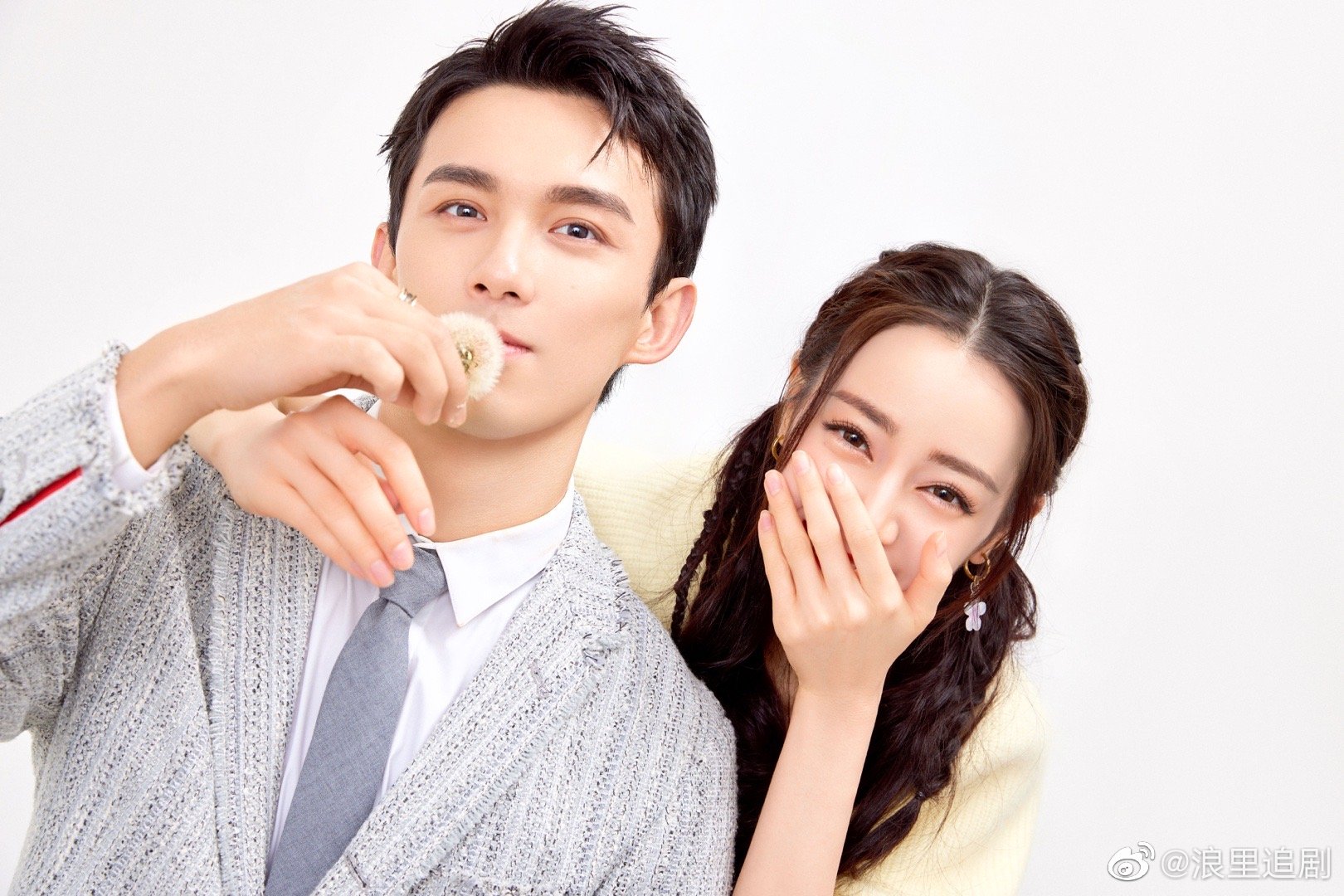 迪丽热巴吴磊现代装同框拍写真般配养眼