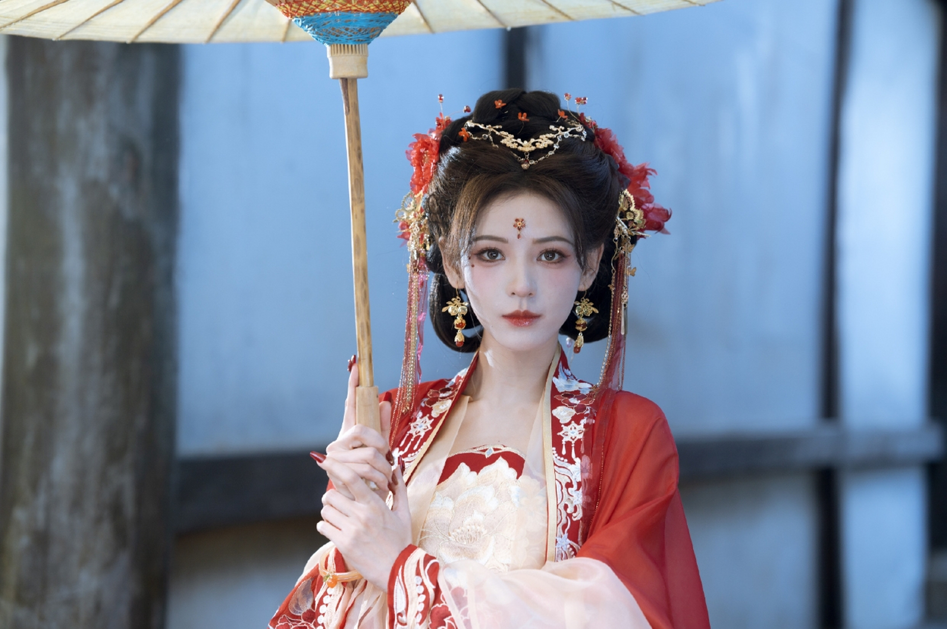 婀娜多姿,窈窕淑女的#张予曦# 身着国风大典汉服红色婚服,仙姿佚貌