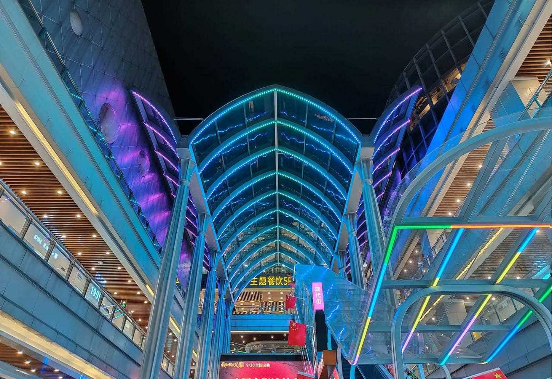 光谷步行街夜景,每一张都可以做壁纸[色]