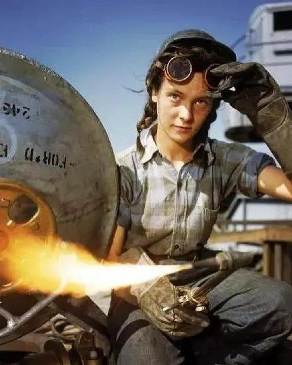 1943年,美国军方造船厂的一名女焊工,她的名字叫弗洛伦斯·吉奥尔迪斯