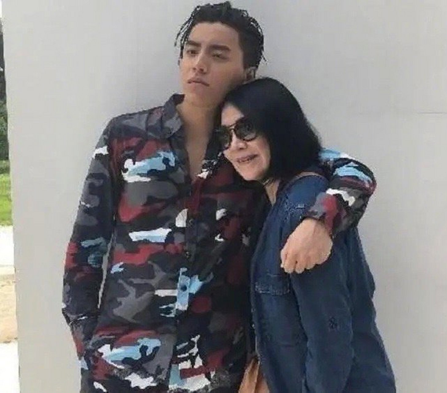 据台媒爆料,王大陆妈妈因为脑干肿瘤突然破裂,抢救无效,在9日凌晨2:33