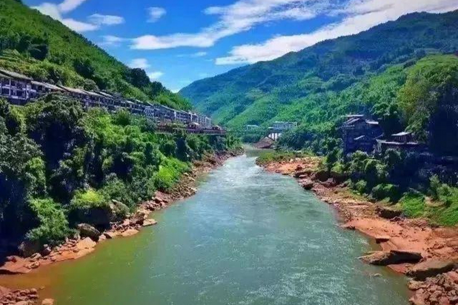 贵州遵义赤水河:这里曾经是川黔盐运古道,沿岸丹霞,瀑布奇观密布,分布