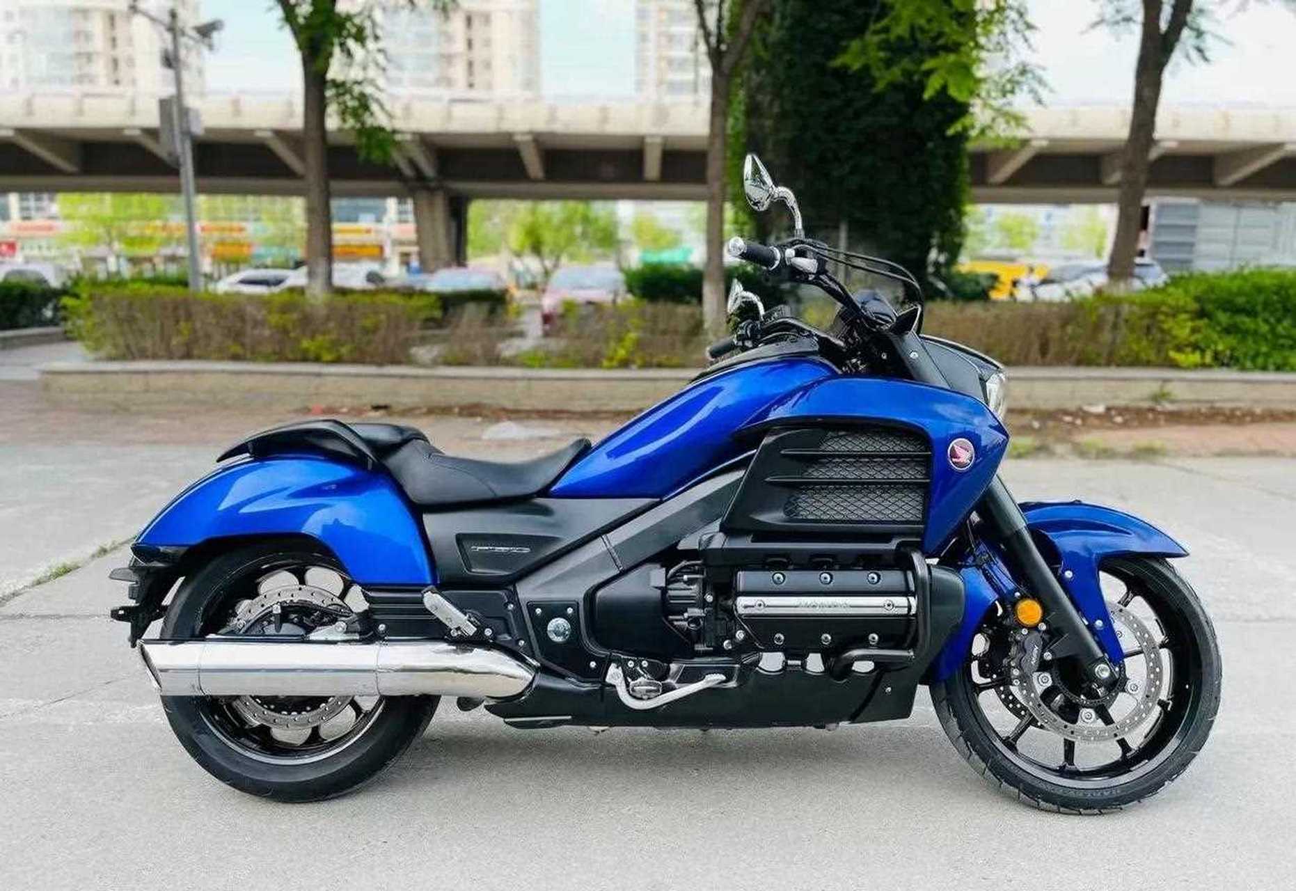 本田北欧女神,水平对置6缸发动机,轴传动.