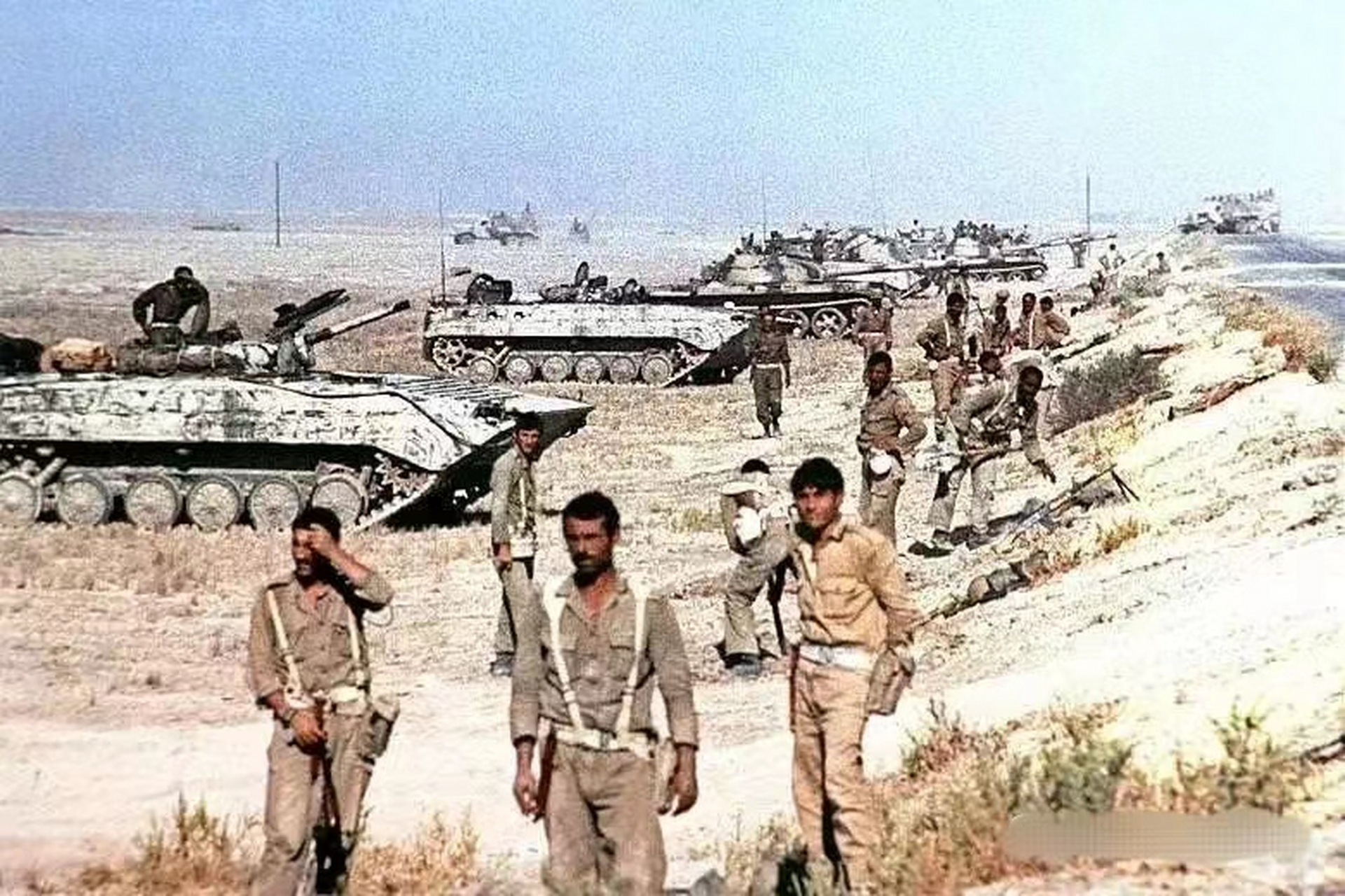 1984年,两伊战争期间,伊拉克的装甲车辆和步兵.