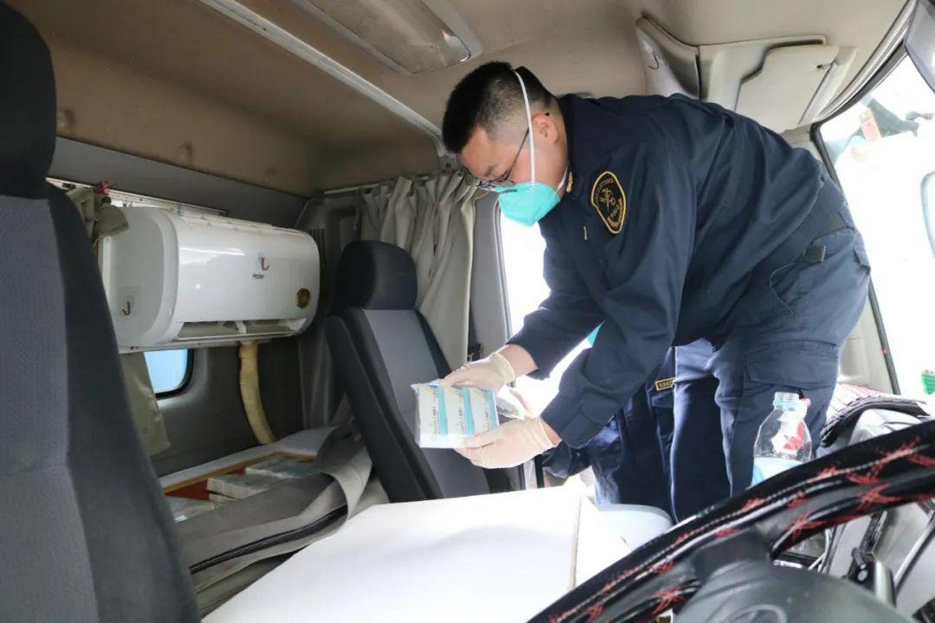 【深圳湾海关:查获夹藏180支hpv-9价疫苗走私入境案】2月15日,深圳湾