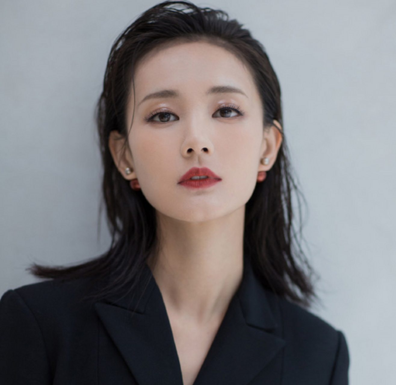 李一桐坐在飞机上,脱下了鞋子,光脚踩在座椅上的一幕引发了许多网友的