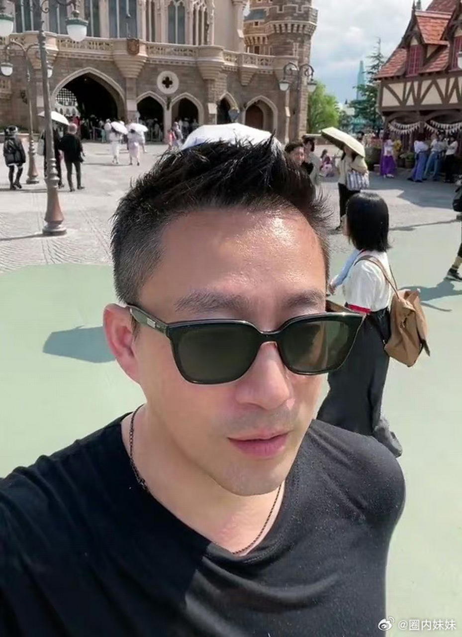 张兰分享了孙子汪希箖的正面照片,他的脸型和汪小菲一模一样,非常帅气