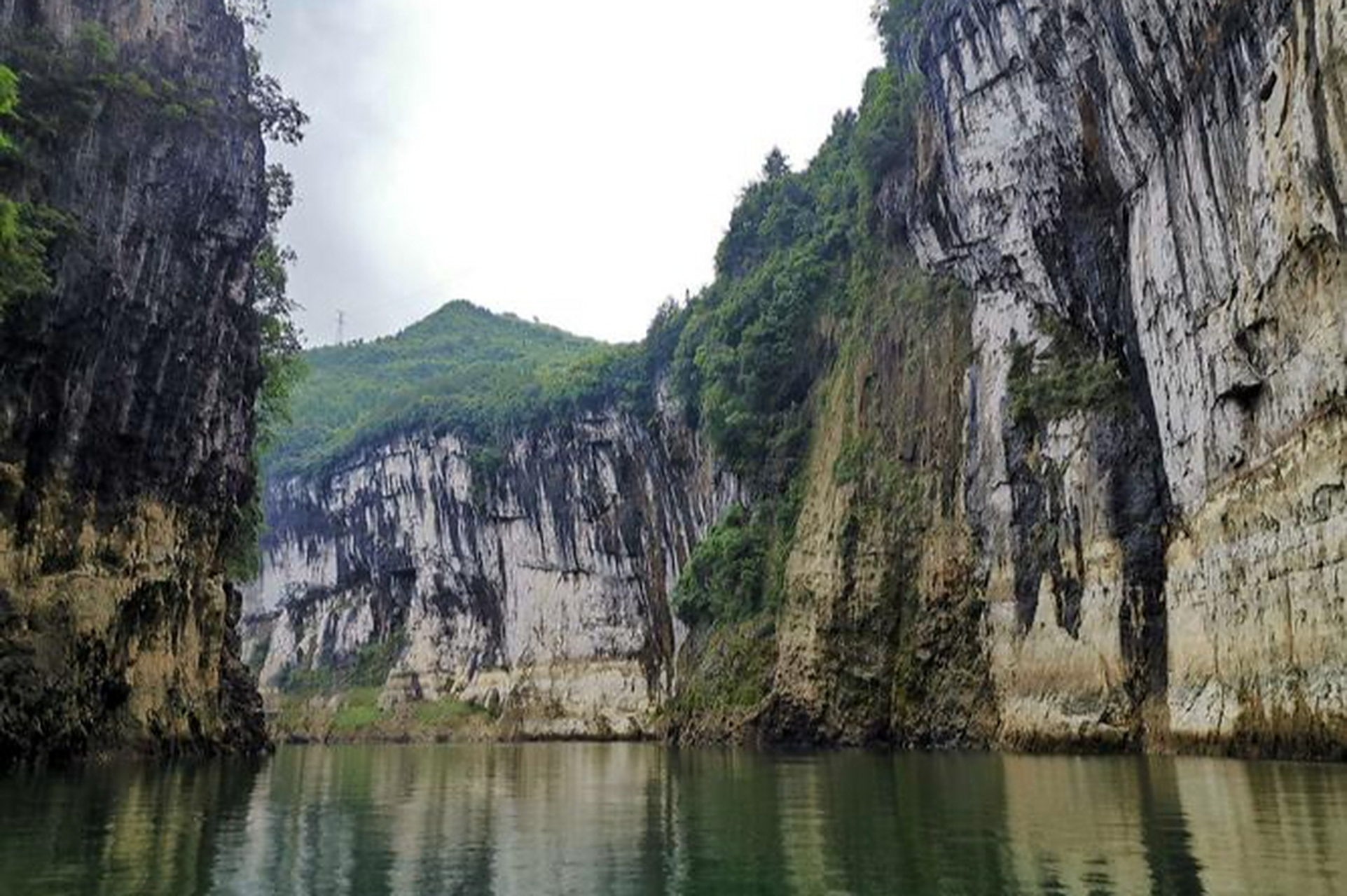 铜仁大峡谷位于铜仁碧江区和松桃县一带,有两个主要景区:铜仁大峡谷