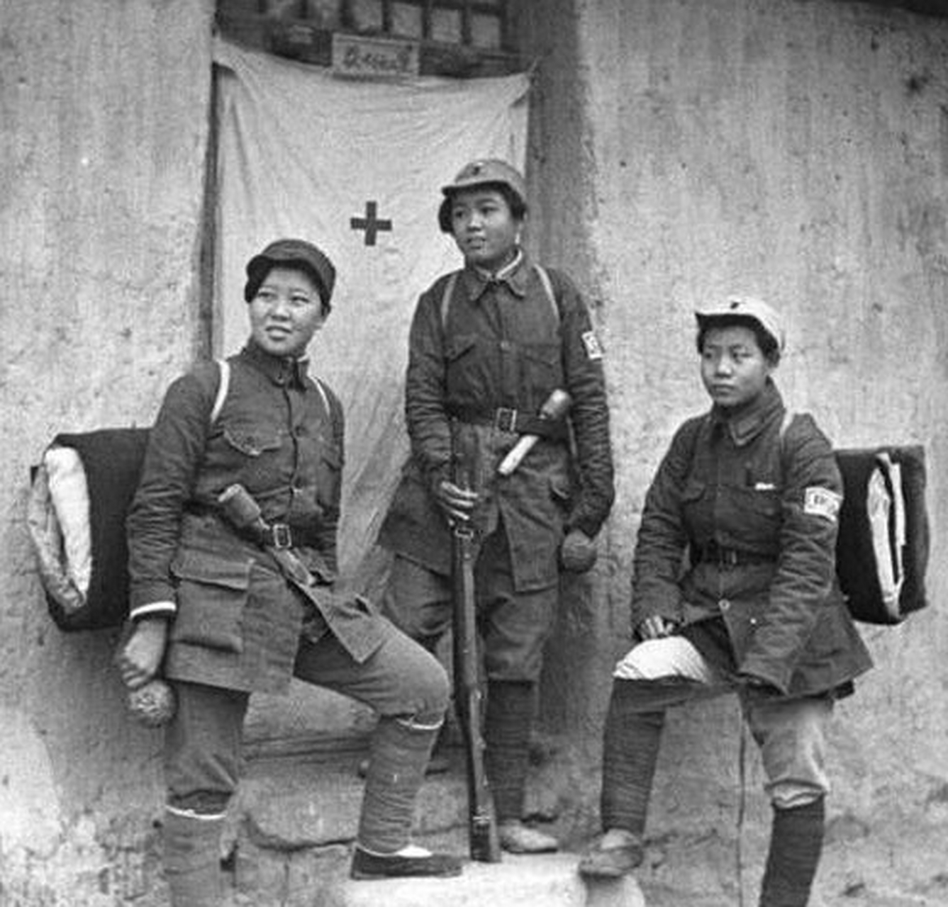 清纯漂亮的八路军女卫生员,身背行李,腰间皮带上插着颗手榴弹,保家