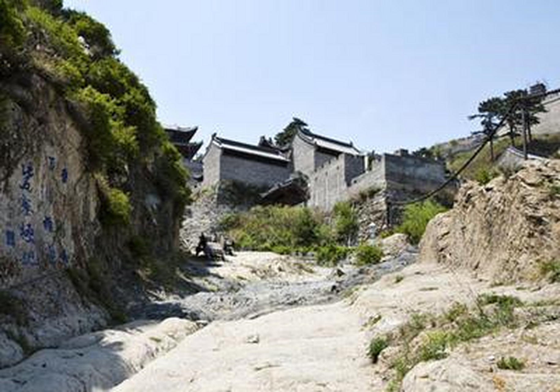 九塞尊崇第一关 雁门关  雁门关又名西陉关,位于山西省忻州市代县县城