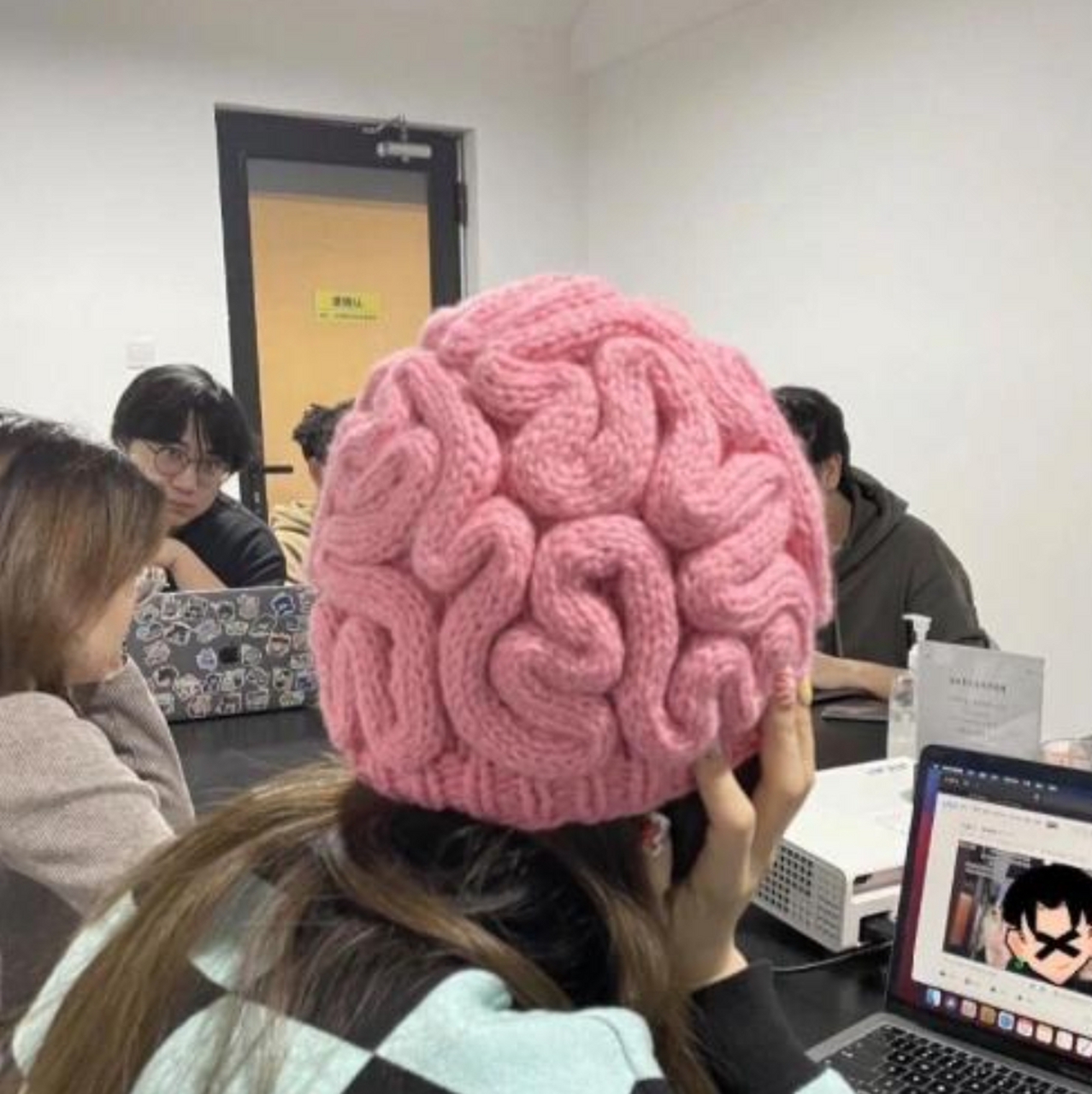 这样出门就带脑子了 .