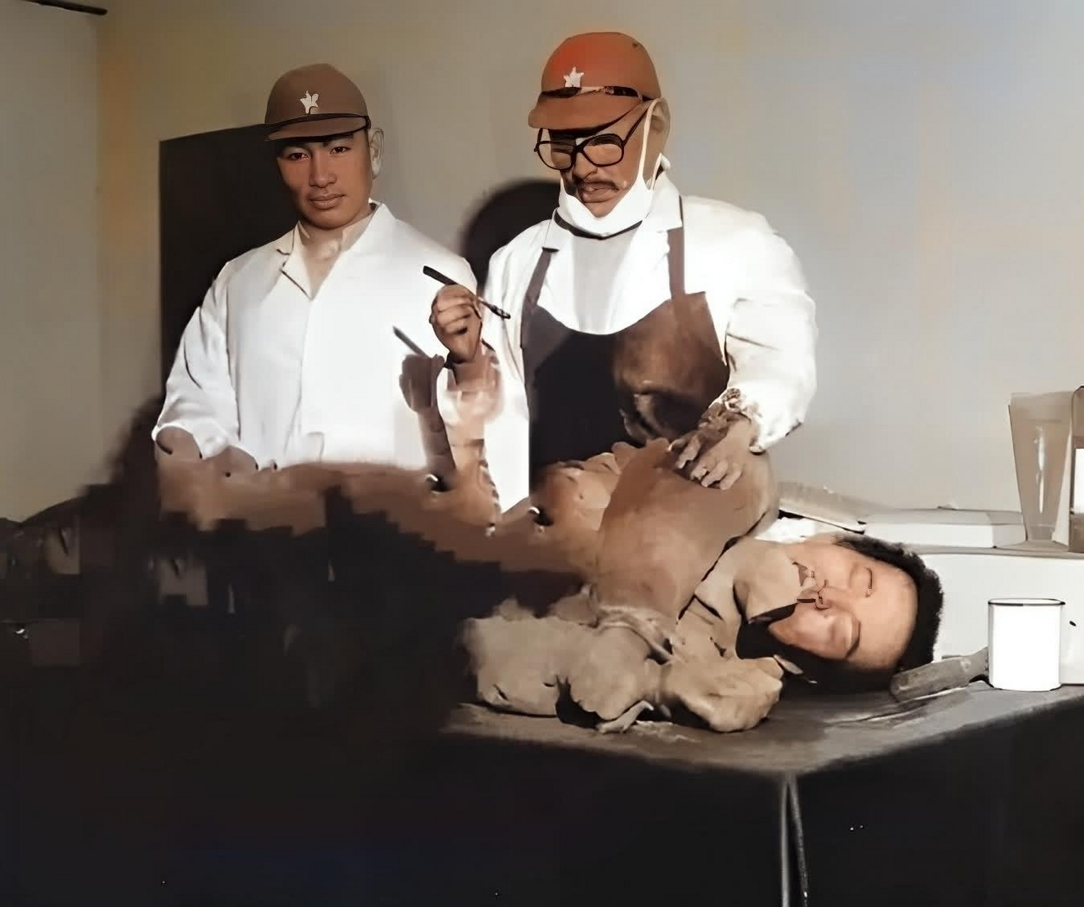 1941年,两个日本731部队恶魔在一个人身上做人体实验!