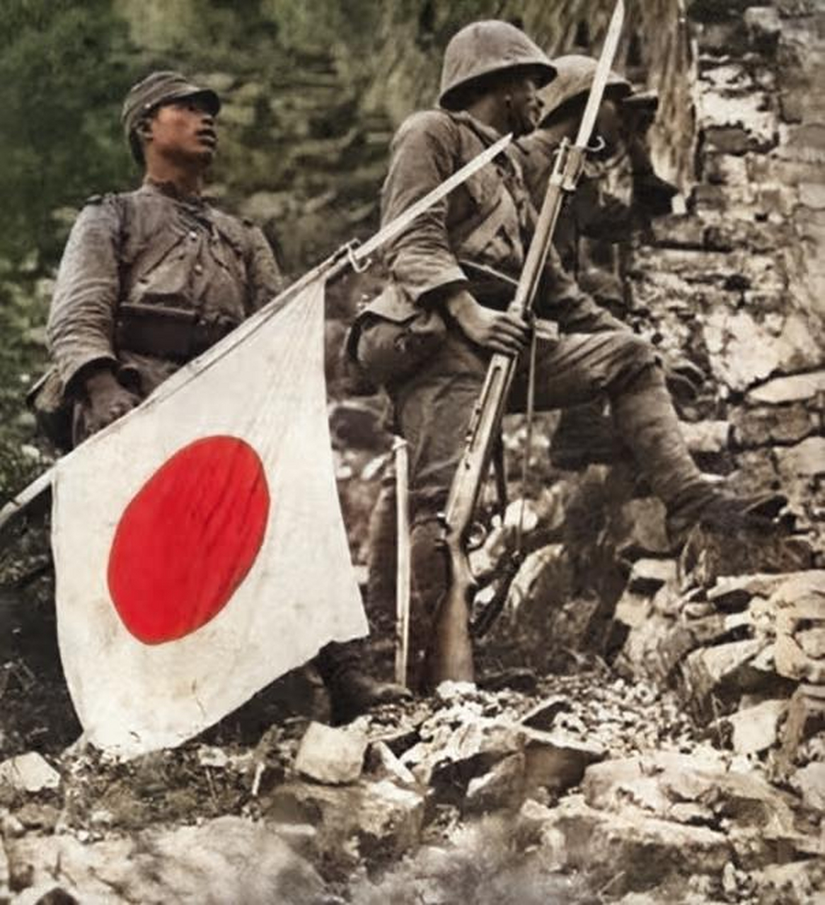 在另外两张照片中,日本部队爬上居庸关长城