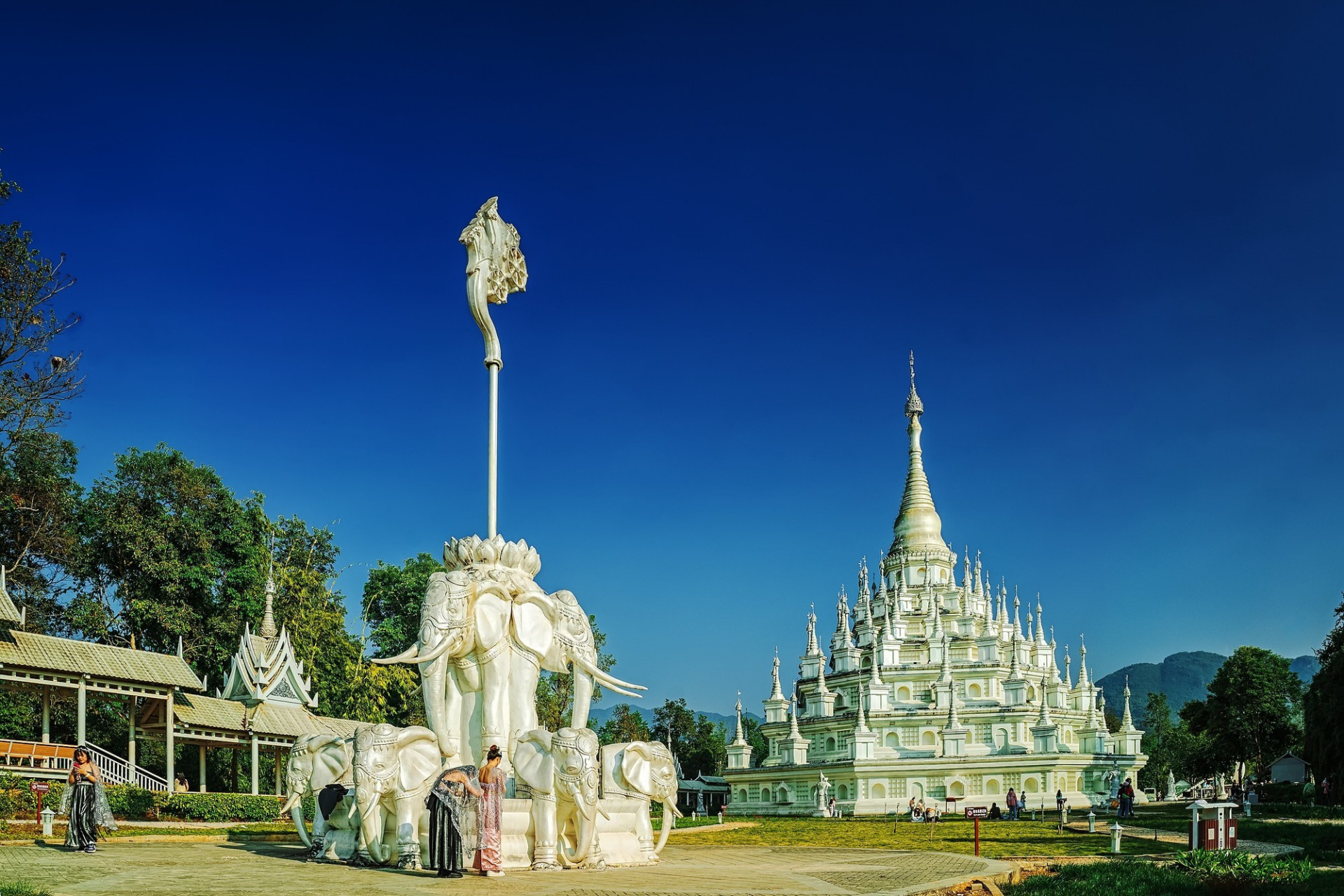勐焕银塔又称千佛银塔,位于云南省德宏州府芒市东南雷崖让山的山顶,在