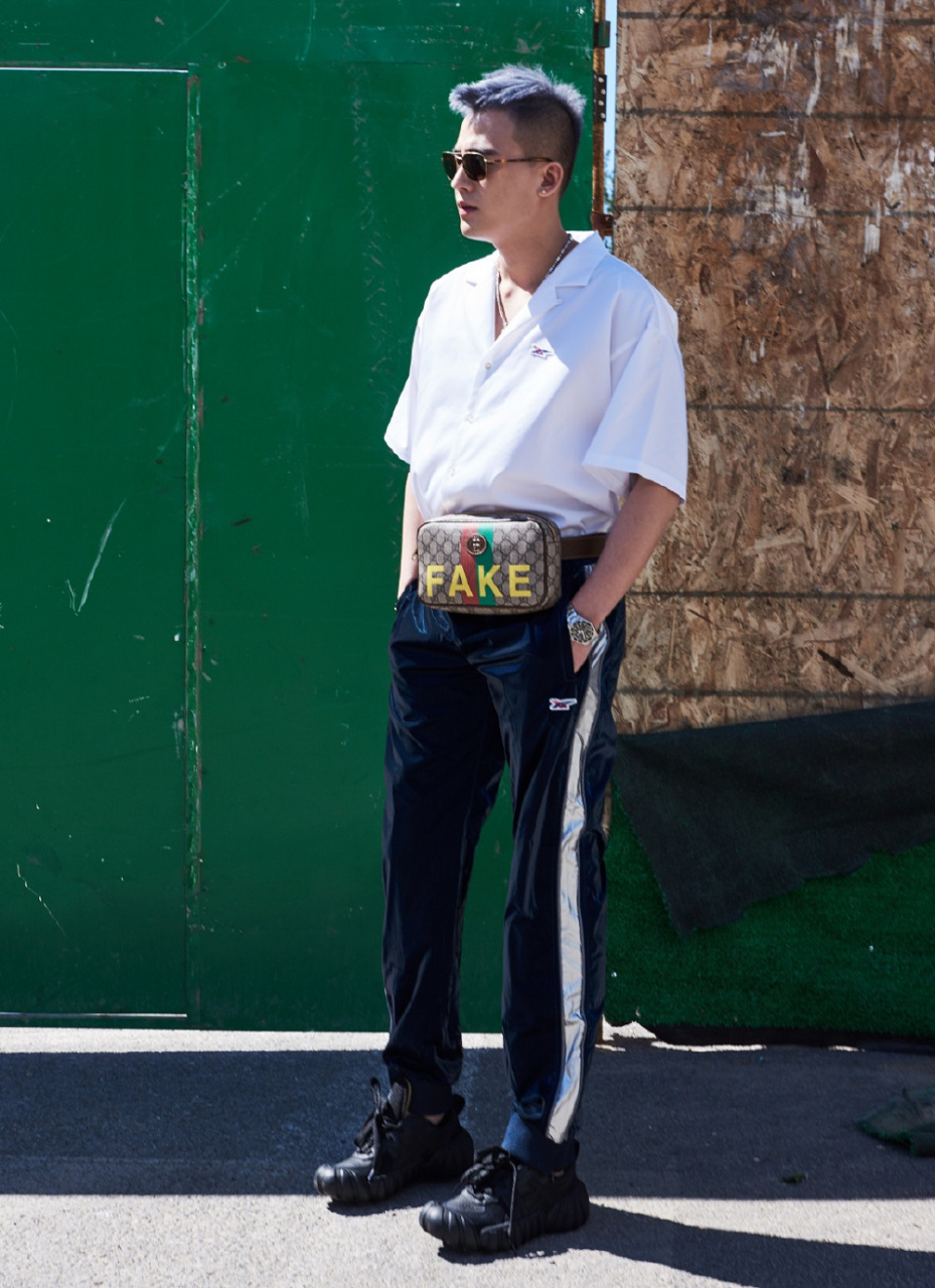 欧豪最近更新自己新动态,身穿白色衬衫搭配直筒校服裤,简单又显率性