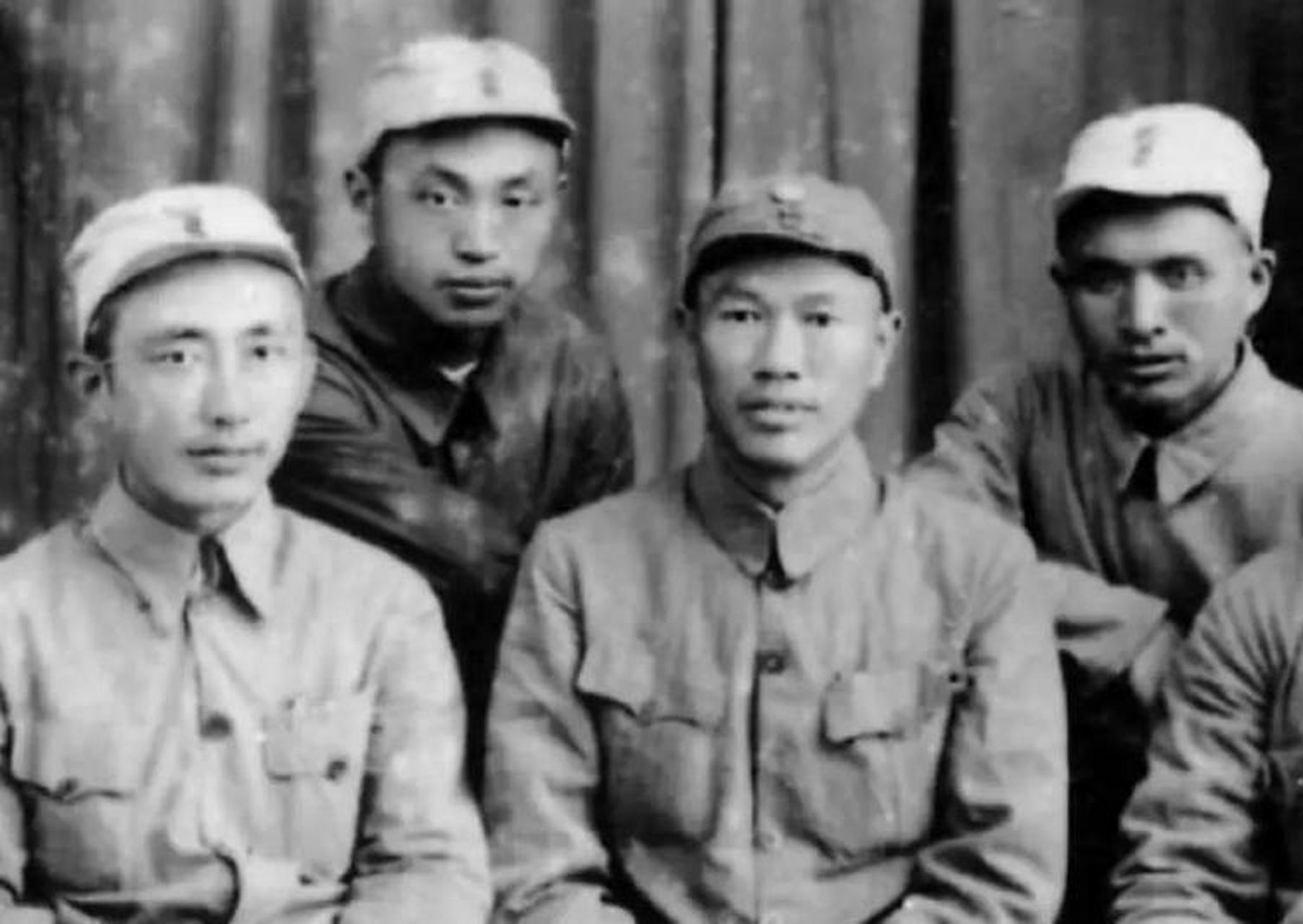 1932年10月,在反"三路围攻"战斗中,红12师34团连指导员重伤晕倒,没了