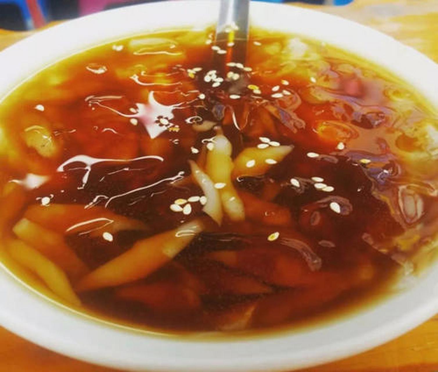 木瓜水,长得有点像凉粉,但用的原料是不同的,看起来有点像果冻,但比
