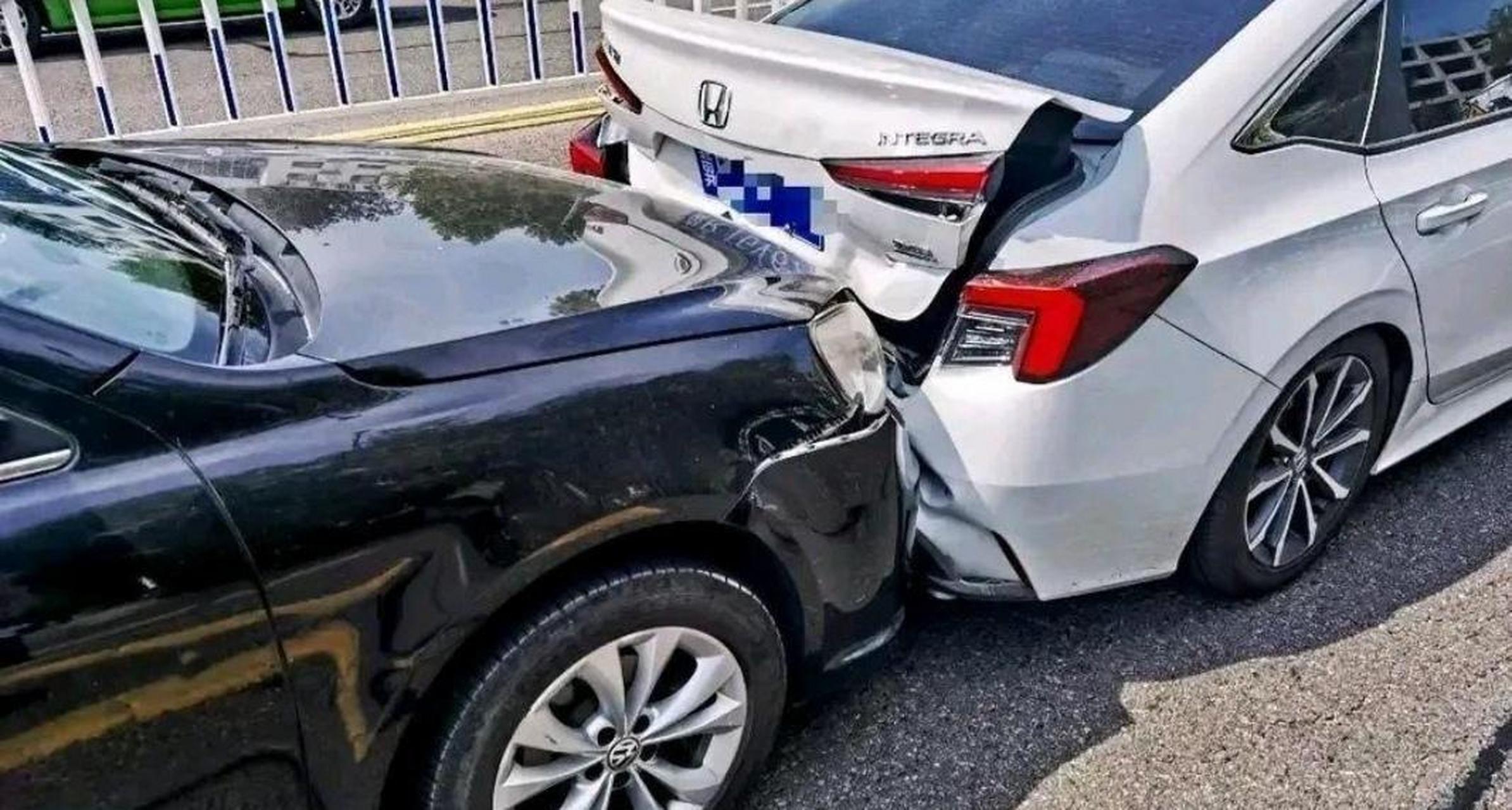 女闺蜜新提的车子被一辆朗逸追尾了,朗逸车头没有什么事,同事的车被撞