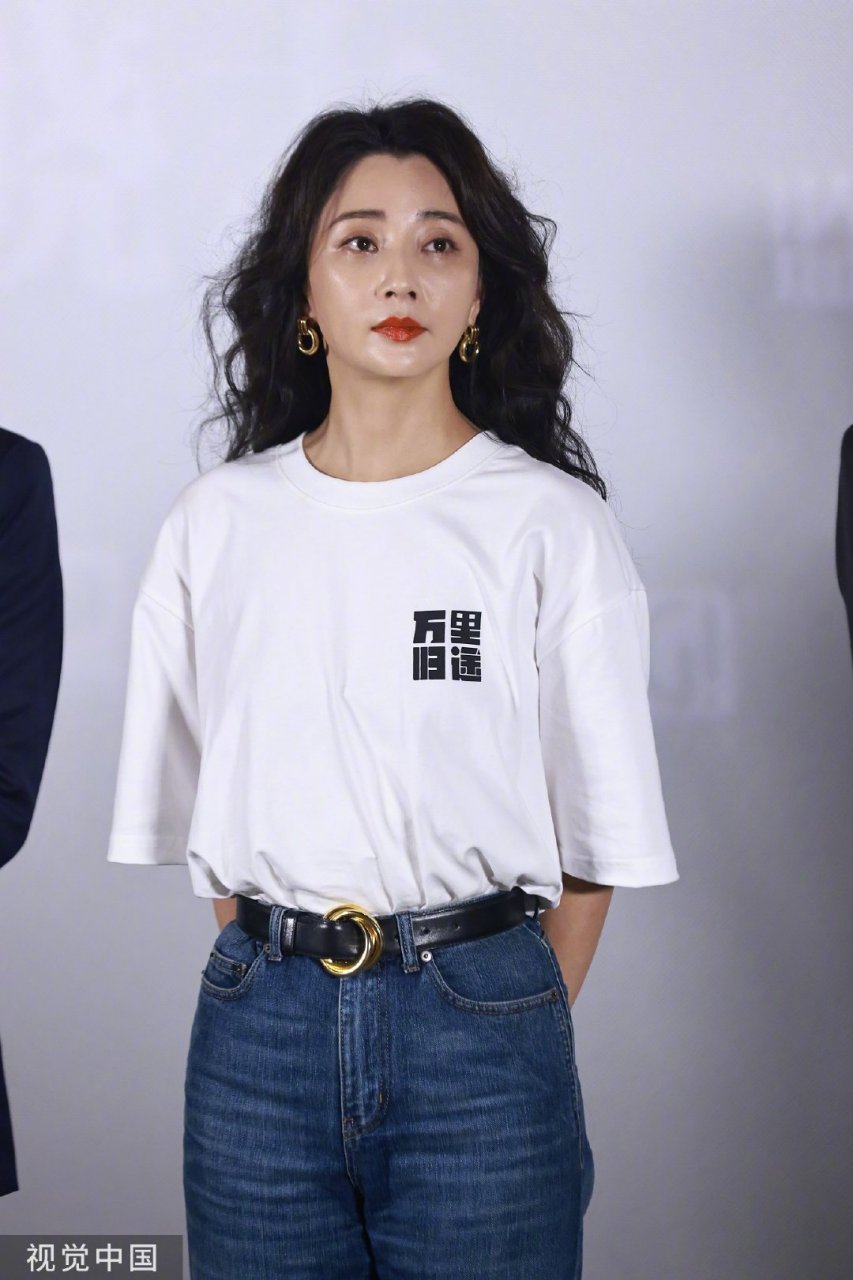 殷桃白t牛仔裤 羊毛卷,姐姐好美