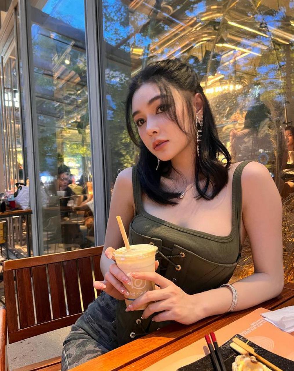 杨倩倩美女小姐姐在街边喝咖啡拍摄迷人美照