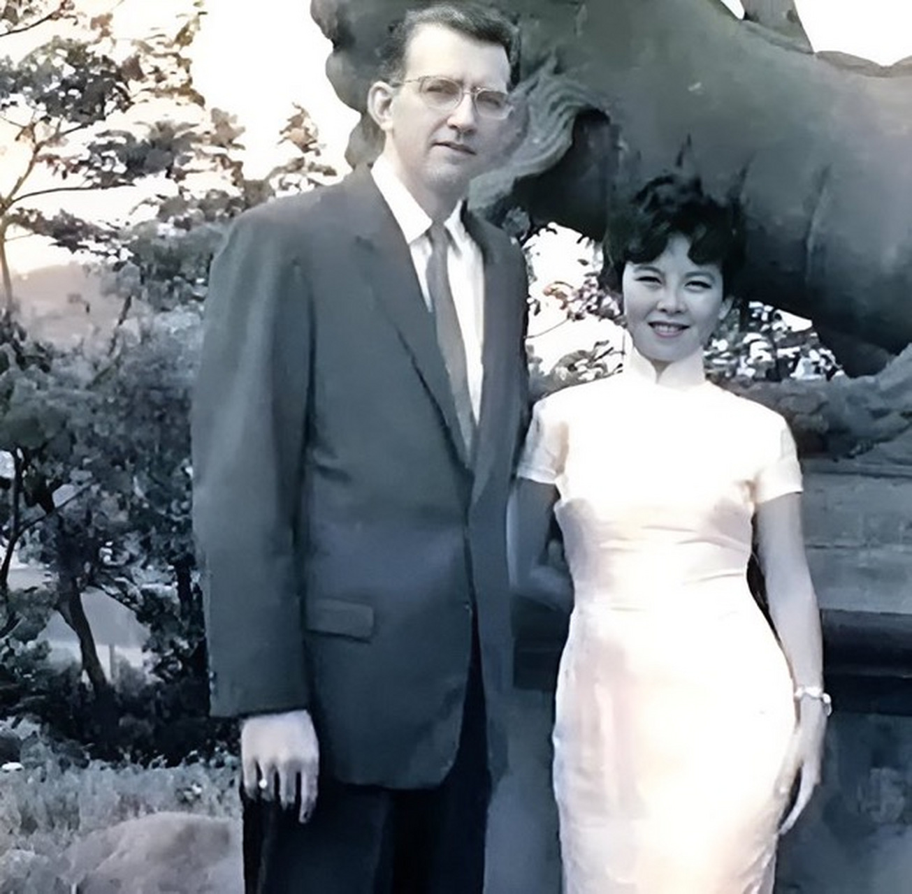 费翔的父母费伟德与毕丽娜,毕丽娜祖籍莱州,(1932)出生于伪满洲国滨江