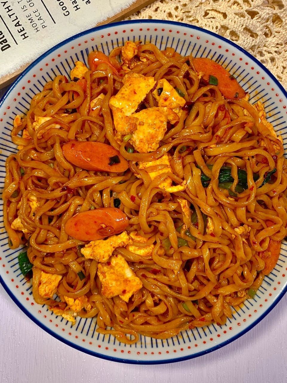 昨天剩的手擀面让我加上老干妈做成了人见人爱的老干妈炒面!