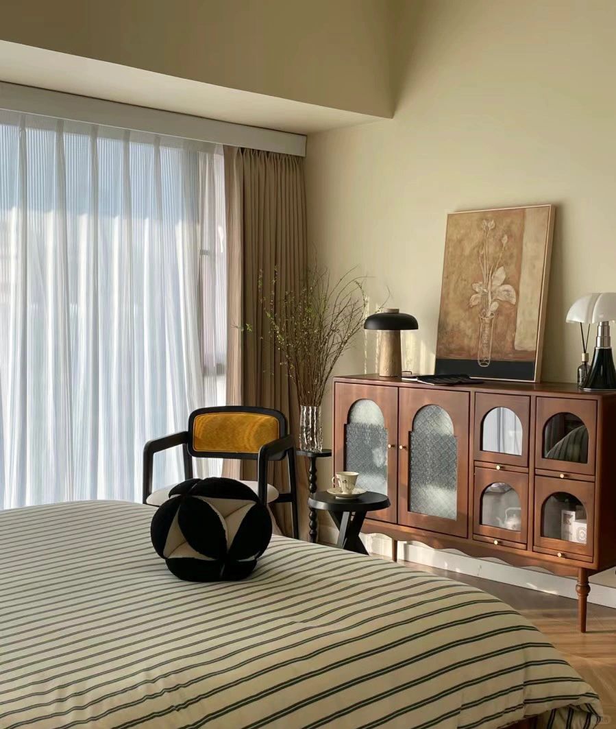 想象一下,当你安装上这款深咖色窗帘后,整个房间仿佛变成了一幅峙古