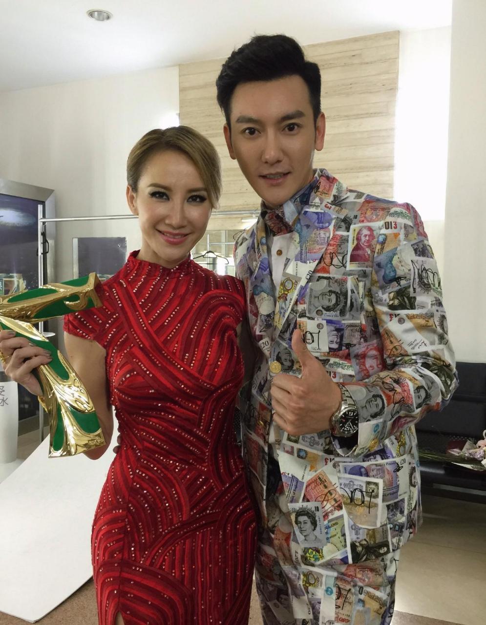 2001,李玟去奥斯卡献唱,是中国人第一次登上奥斯卡舞台,也是目前唯一