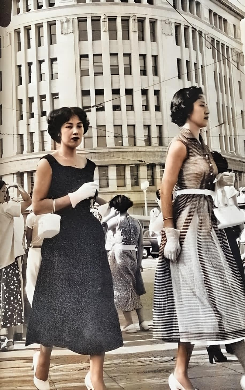 20世纪50年代,4名赚取外汇的日本女性在美国鹿儿岛军事基地附近摆姿势