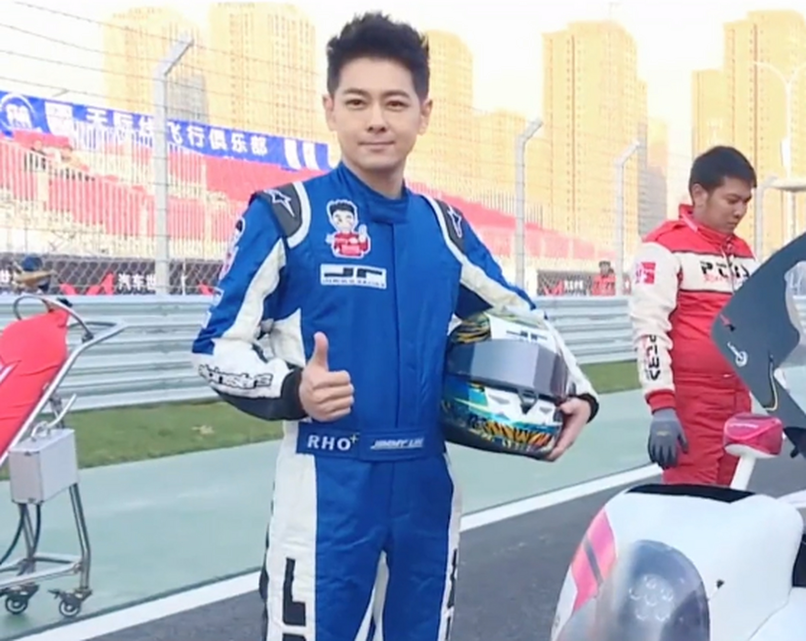 林志颖赛车战胜日本选手,霸气漂移,一举夺冠,为国争光.