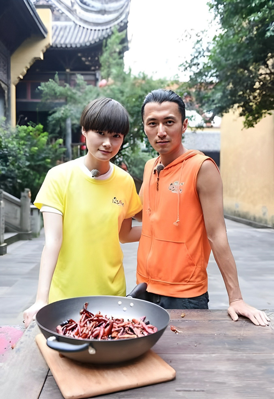 在谢霆锋生日那天,李宇春送给他一把价值100万的吉他,这让谢霆锋非常