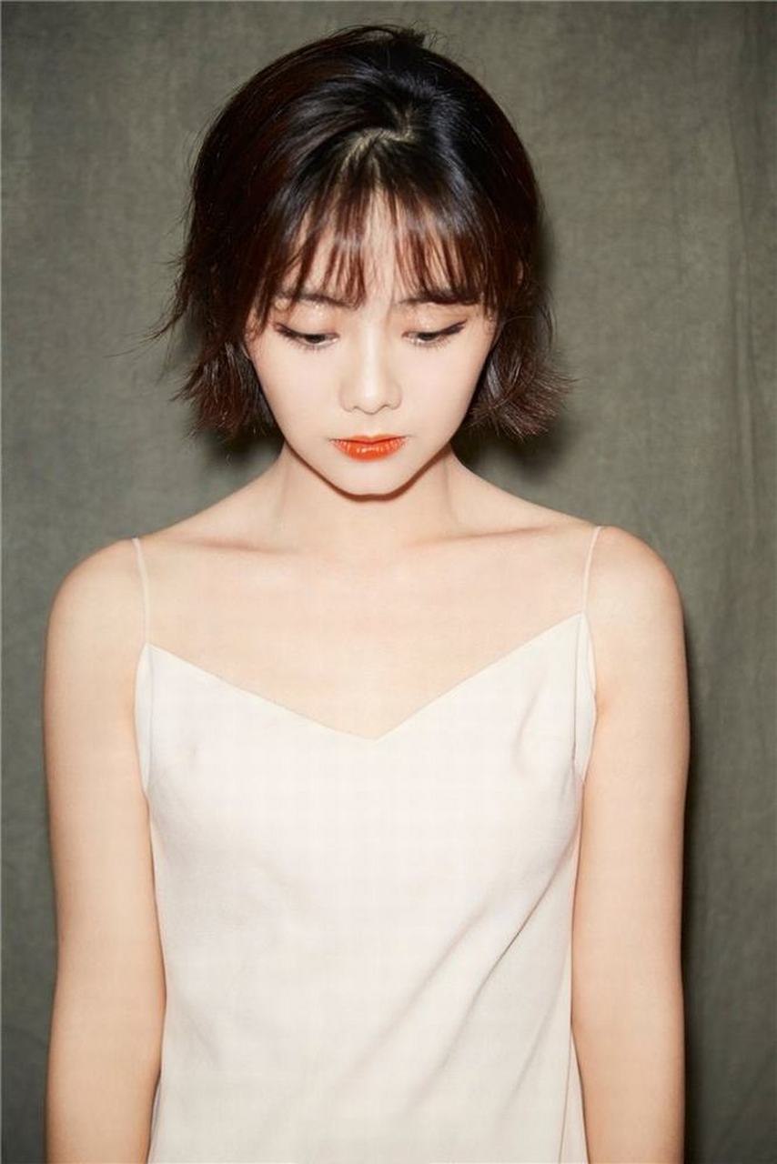 谭松韵一身简单的白色吊带裙,美丽可爱.